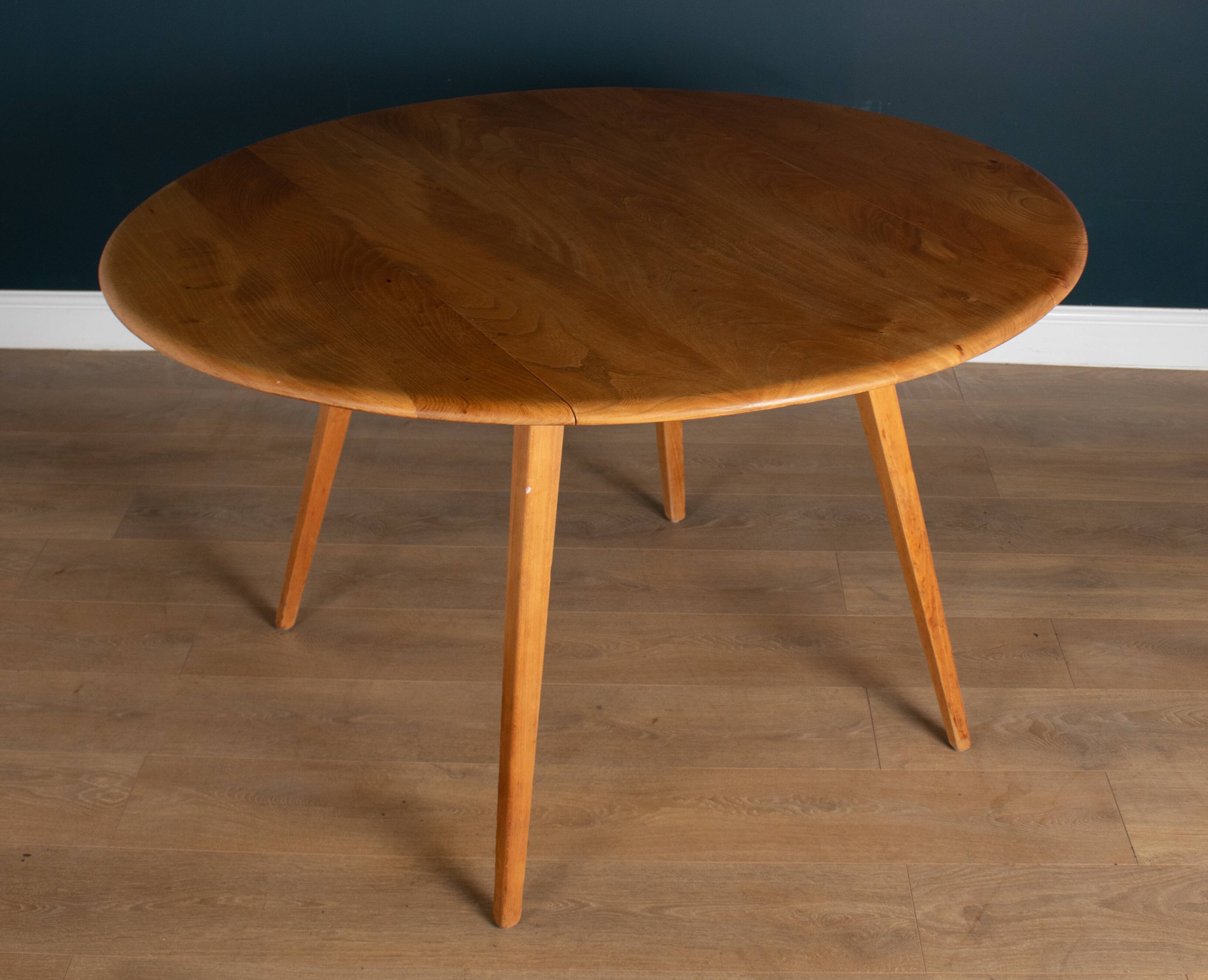 Table à manger ronde 384  et quatre fauteuils 370 Windsor