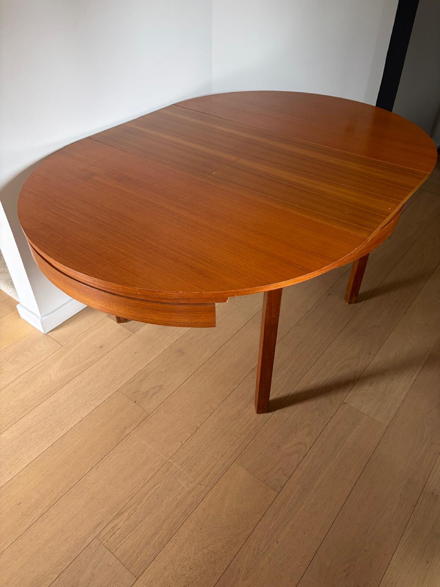Extendable teak round table