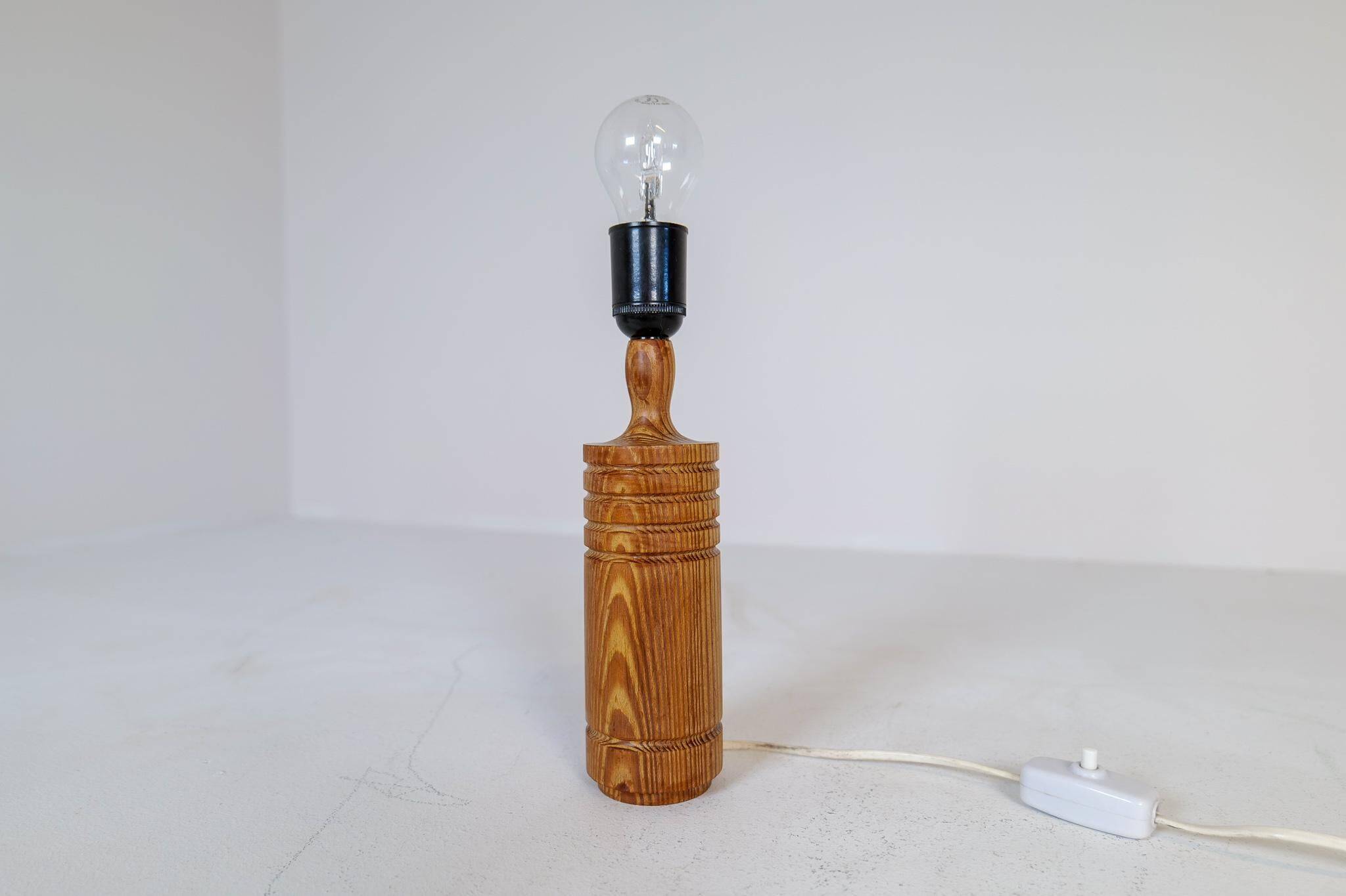 Mid-century modern sculptural table lamp in pine, 1970s.