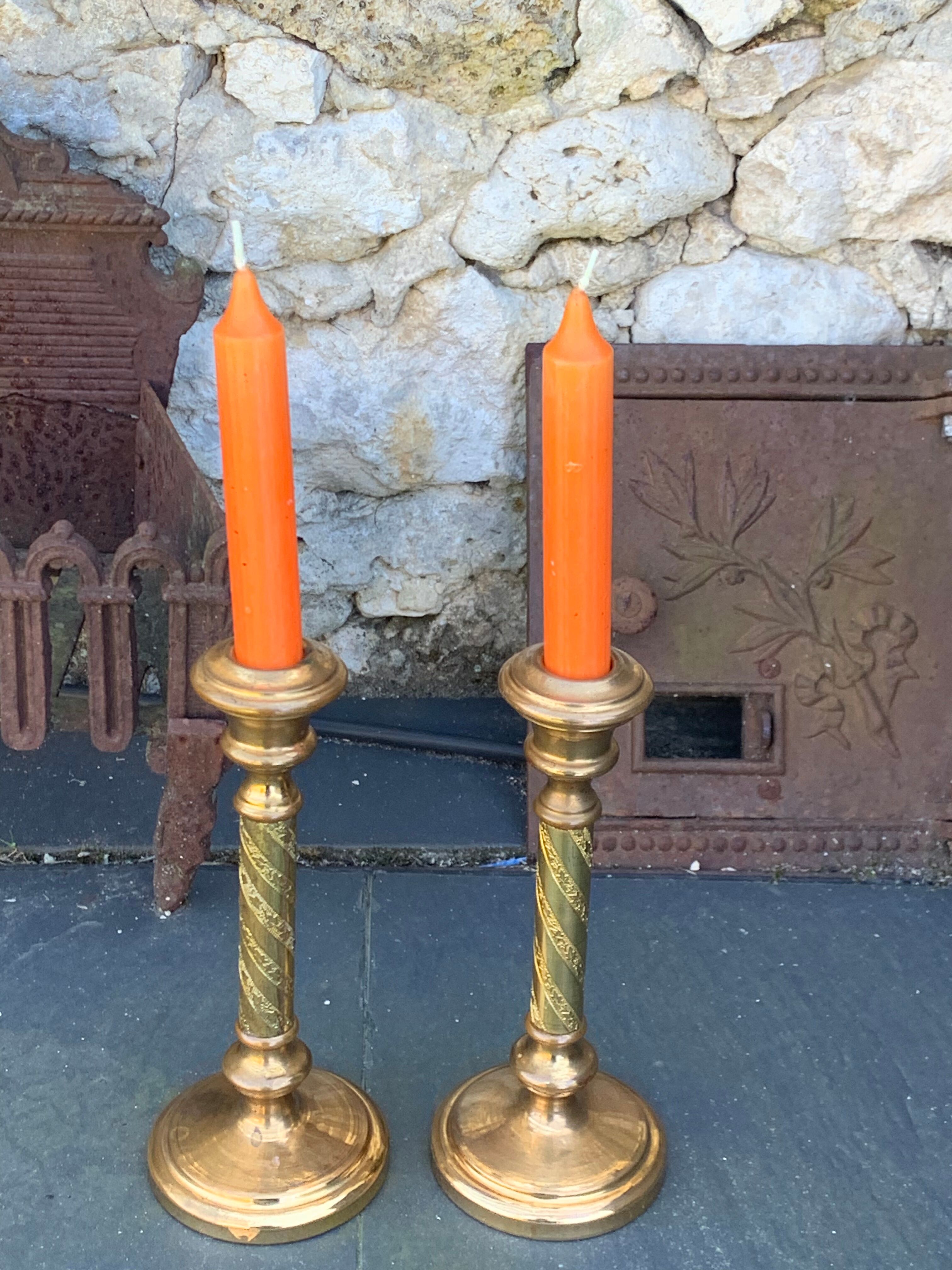 Set of two candlesticks in brass dore, pattern of ivy leaves chiseles on the columns, vintage