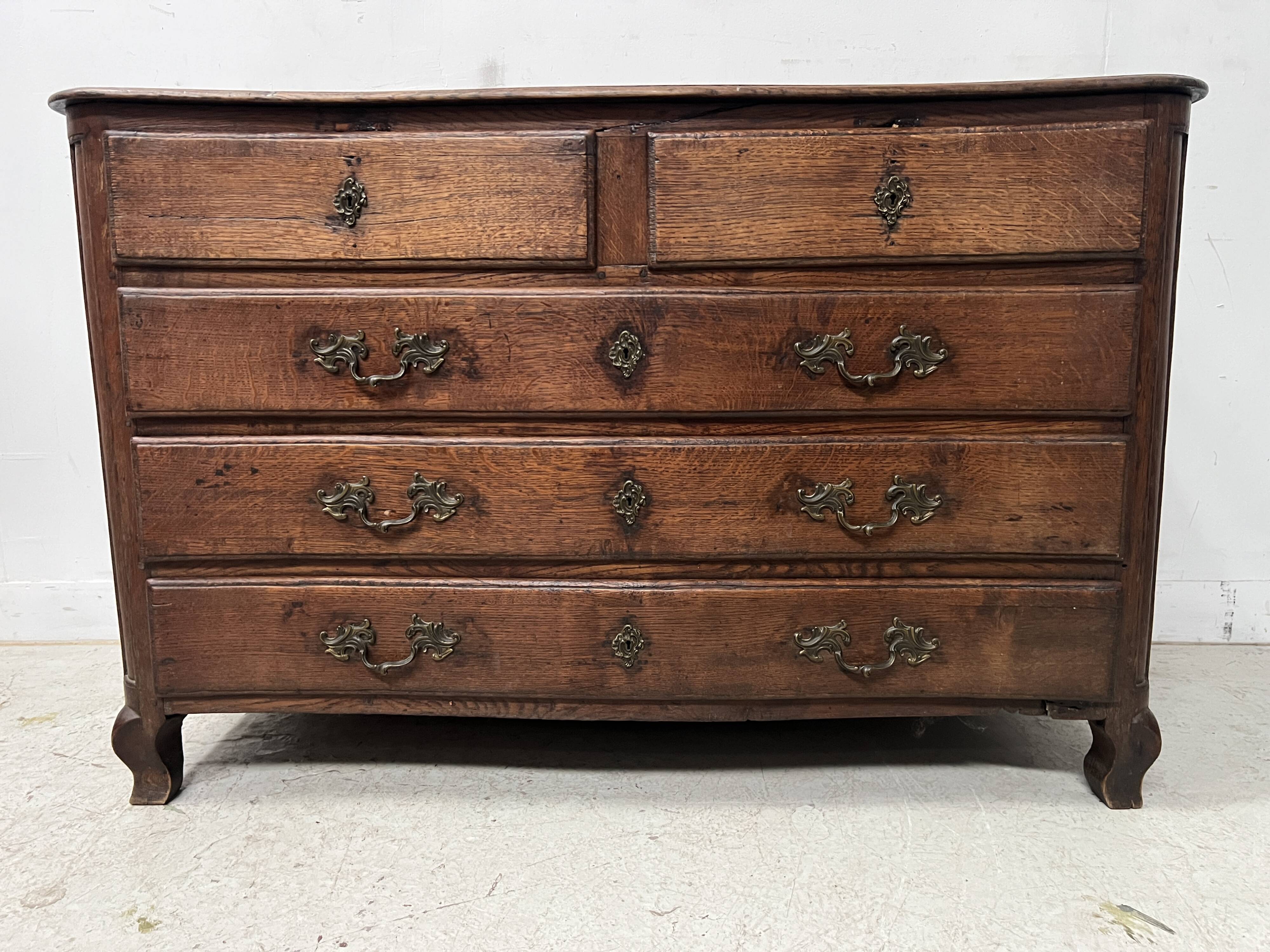 Louis XV chest of drawers in solid oak from the 18th century