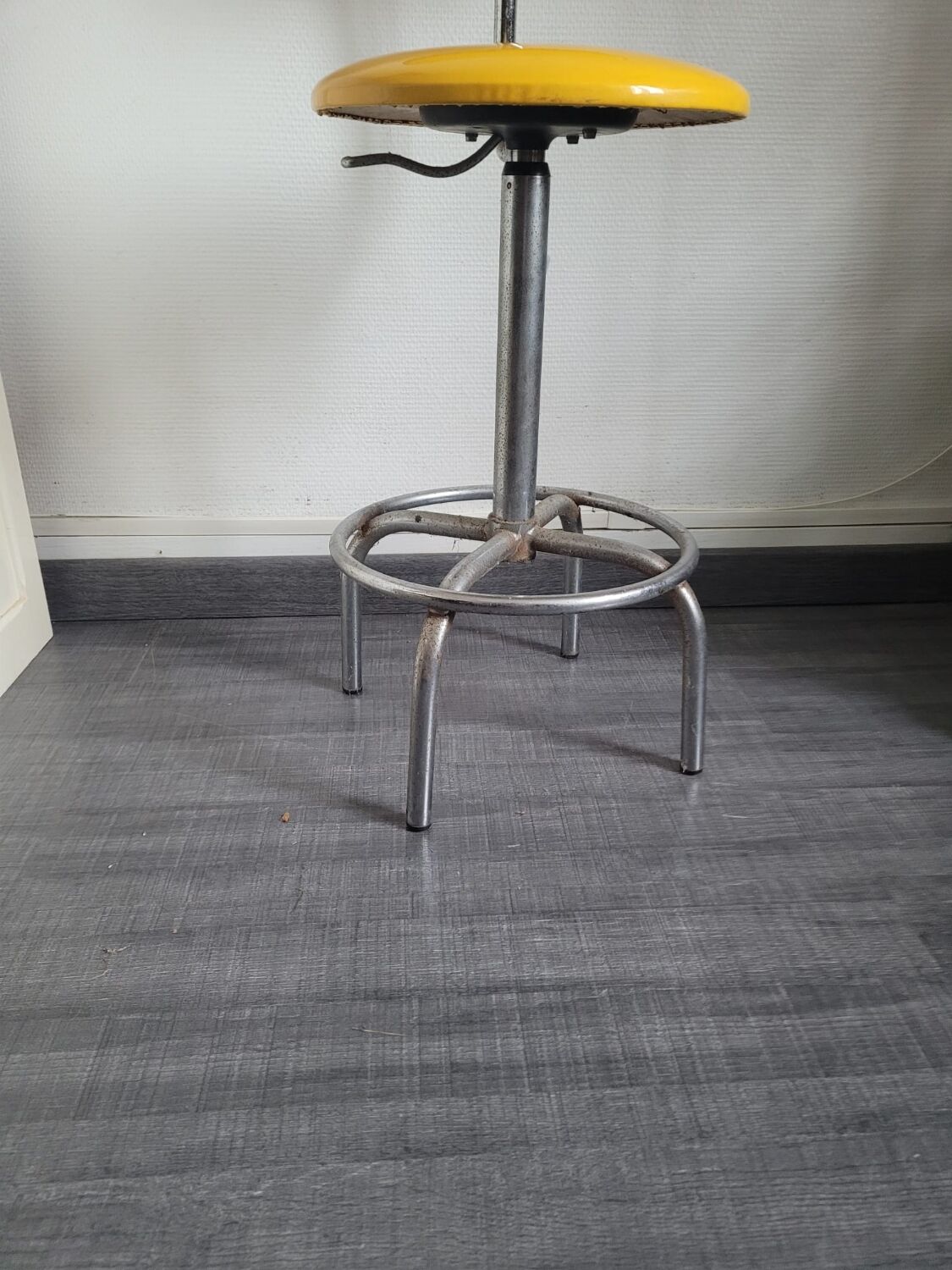 Vintage skaï yellow industrial stool