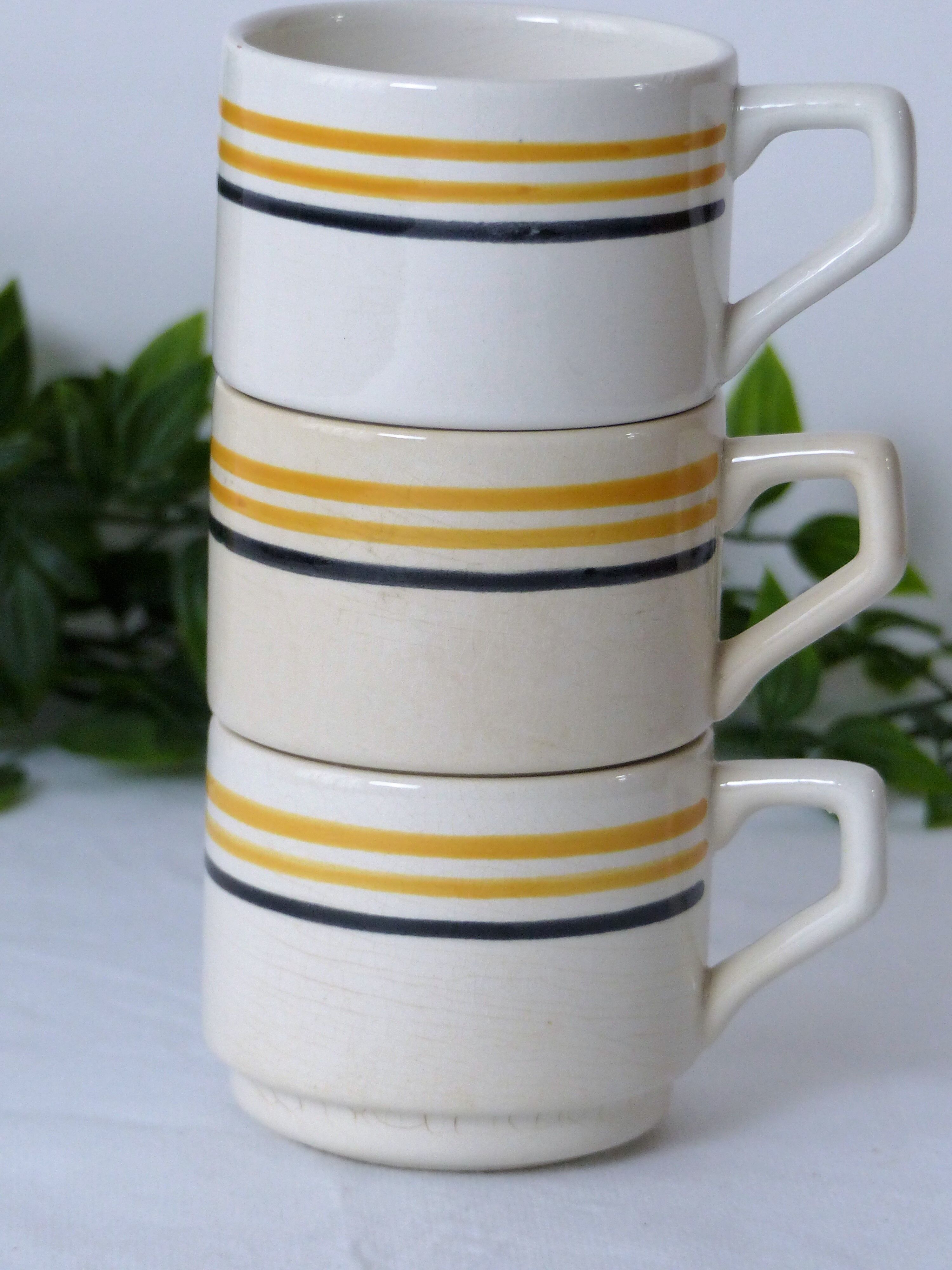 Set of 3 cups made of earthenware