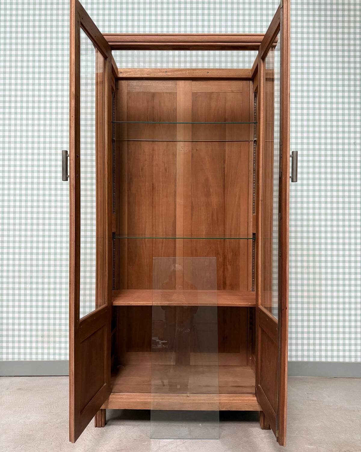 Large pharmacy display case (renovated)