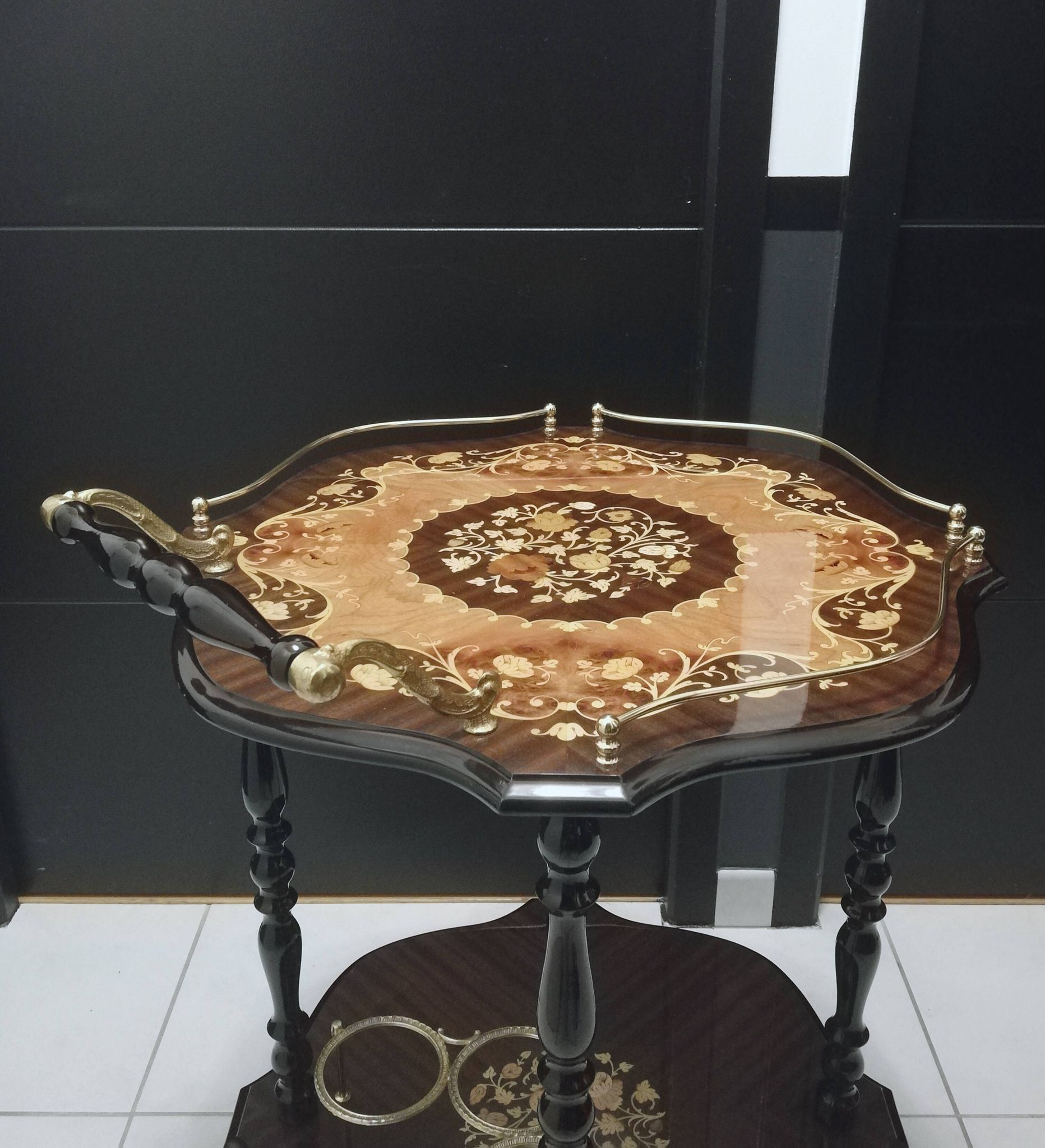 Desserte à roulettes en marqueterie