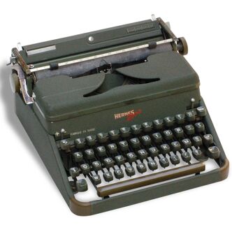 Machine à écrire Hermes 2000  vert militaire des années  60 de la marque Hermes