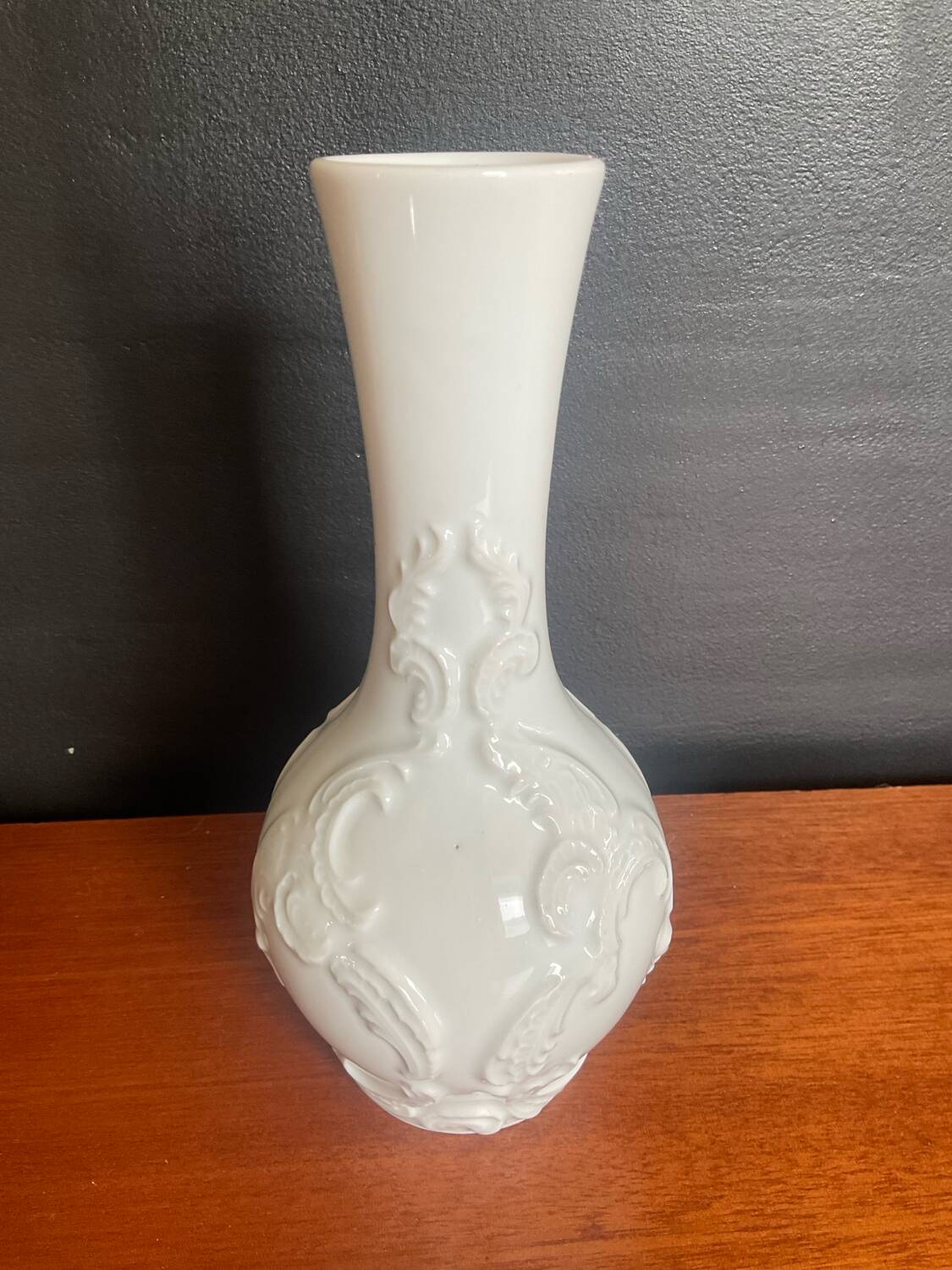 A pair of vintage vases in glazed porcelain.
