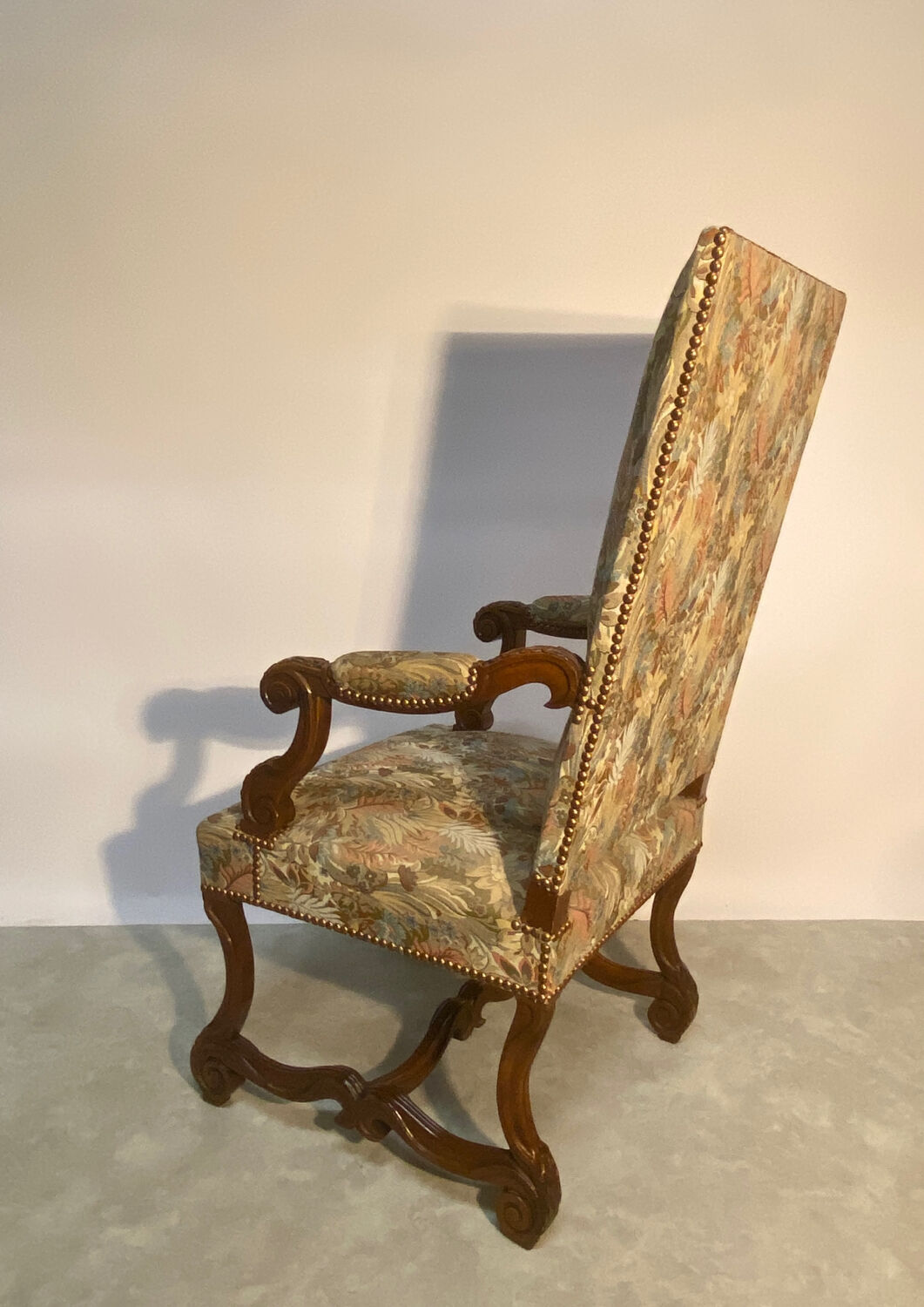 Fauteuil en noyer de style Louis XIII