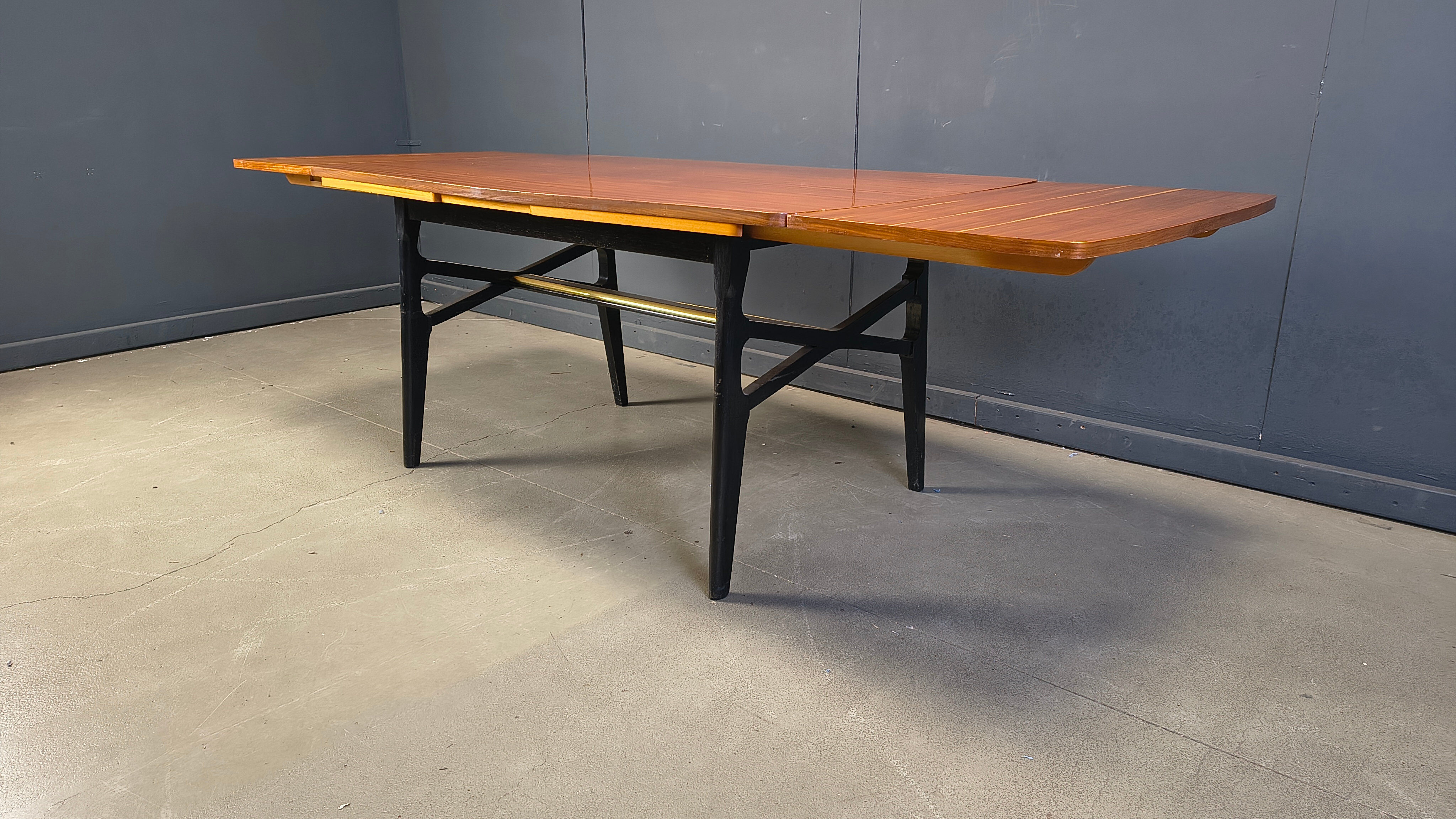 Table à manger extensible italienne des années 1950.