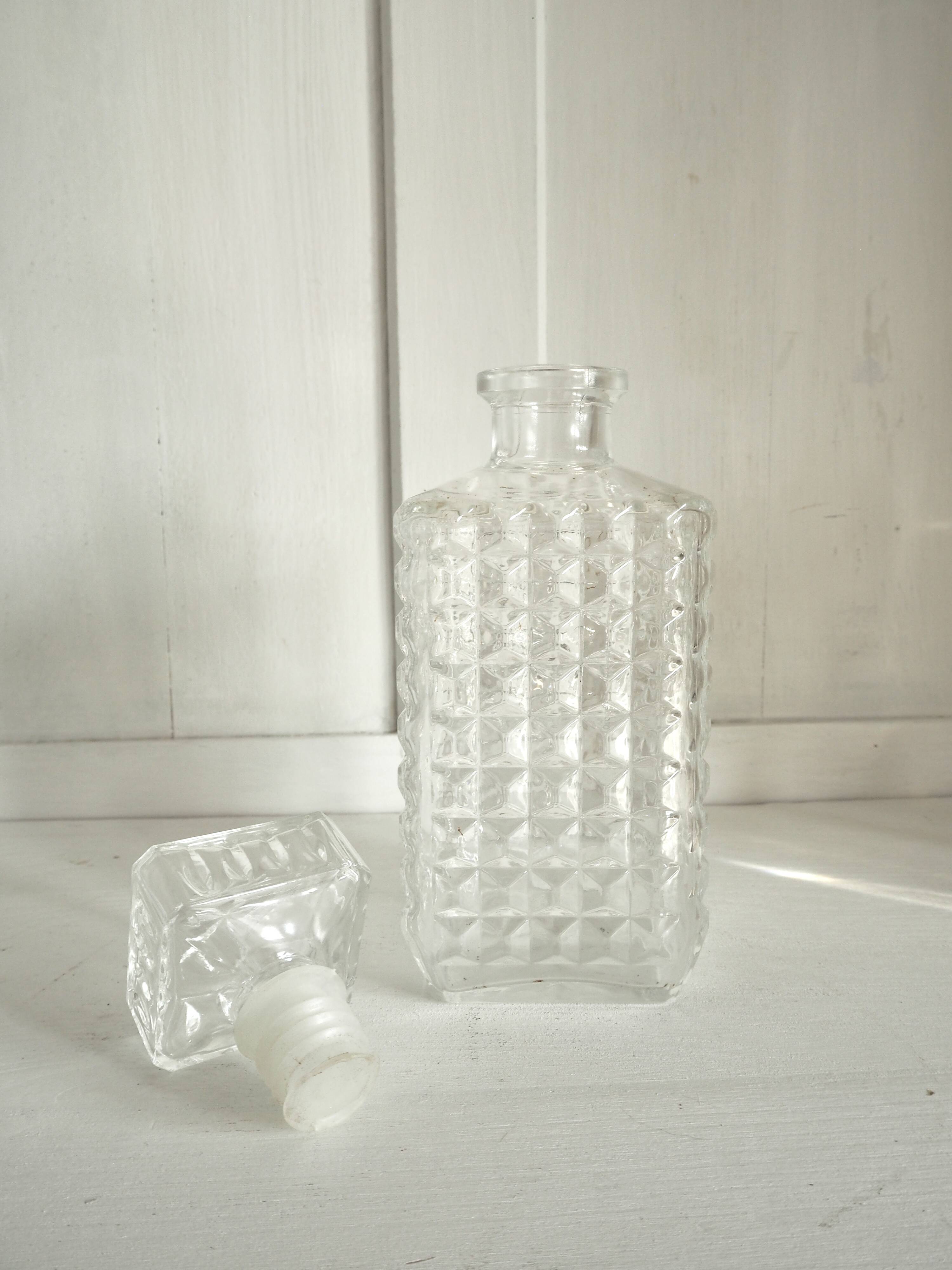 Glass whisky carafe with 4 glasses
