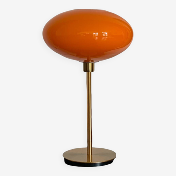 Lampe à poser avec un globe soucoupe orange vintage en verre et un pied doré