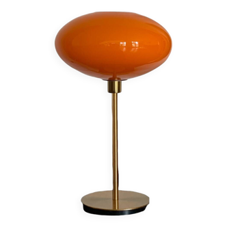 Lampe à poser avec un globe soucoupe orange vintage en verre et un pied doré