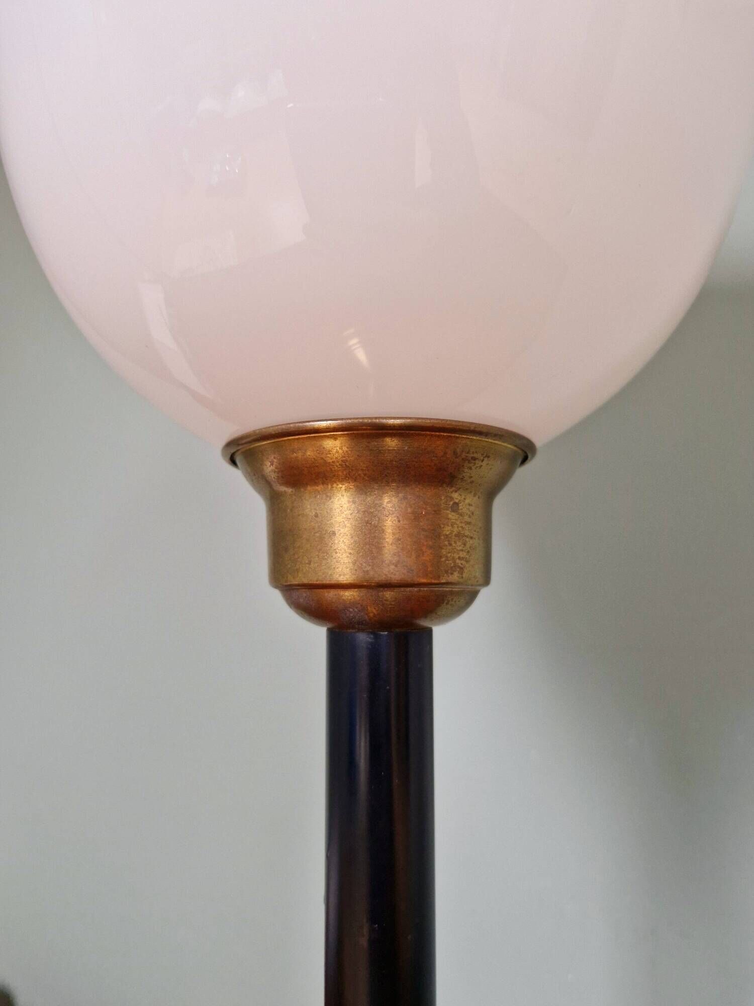 Large Art Deco table lamp, in brass and white opaline, 1920s-3