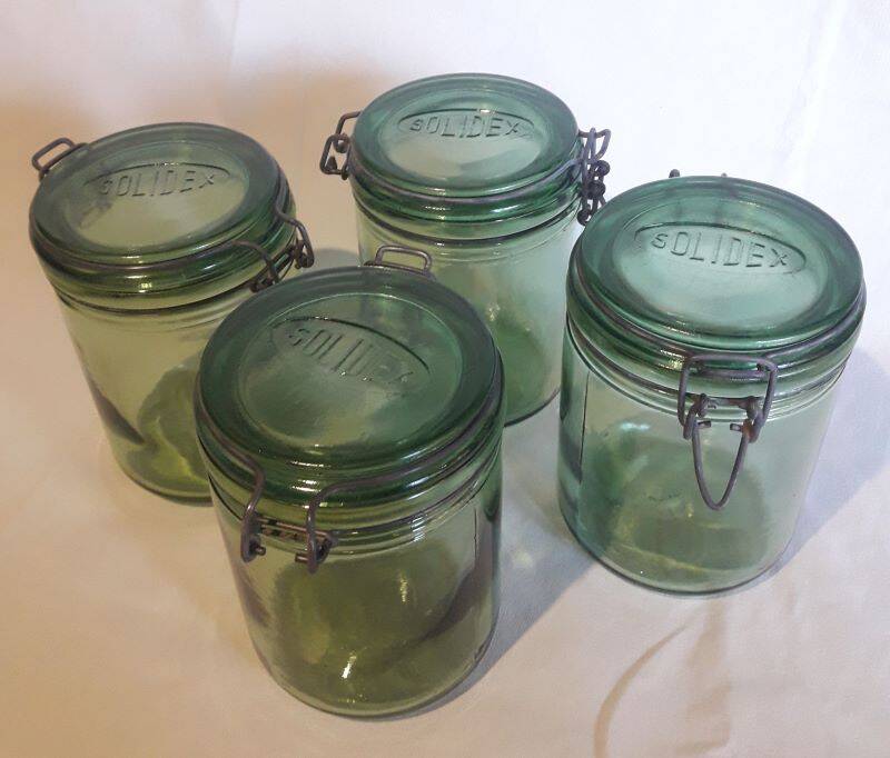 4 identical 1l green solidex jars