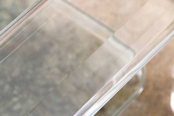 Table basse française Lucite et verre Maison Roméo, années 1970