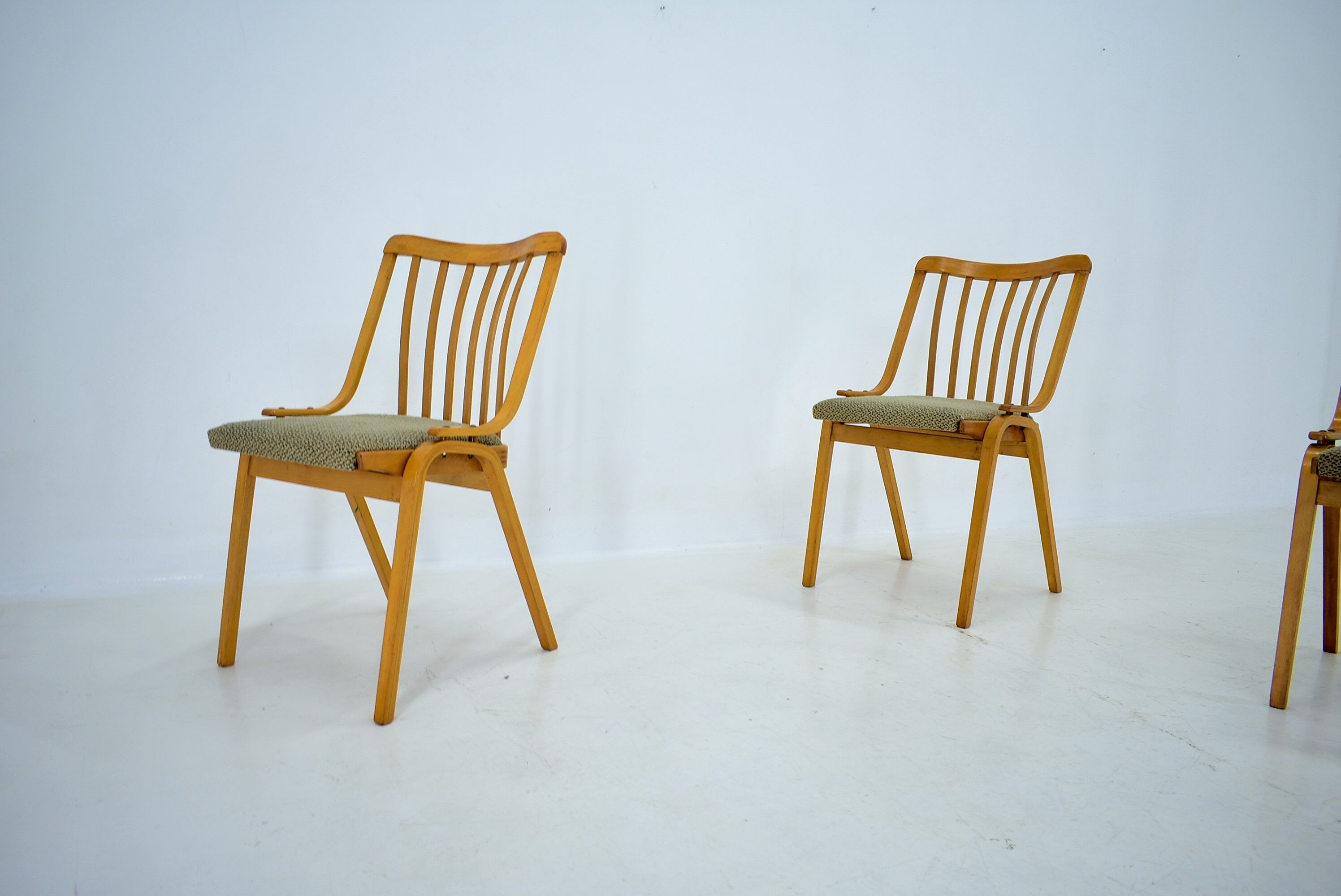 Ensemble de 4 chaises de salle à manger conçu par Antonín Šuman, années 1960