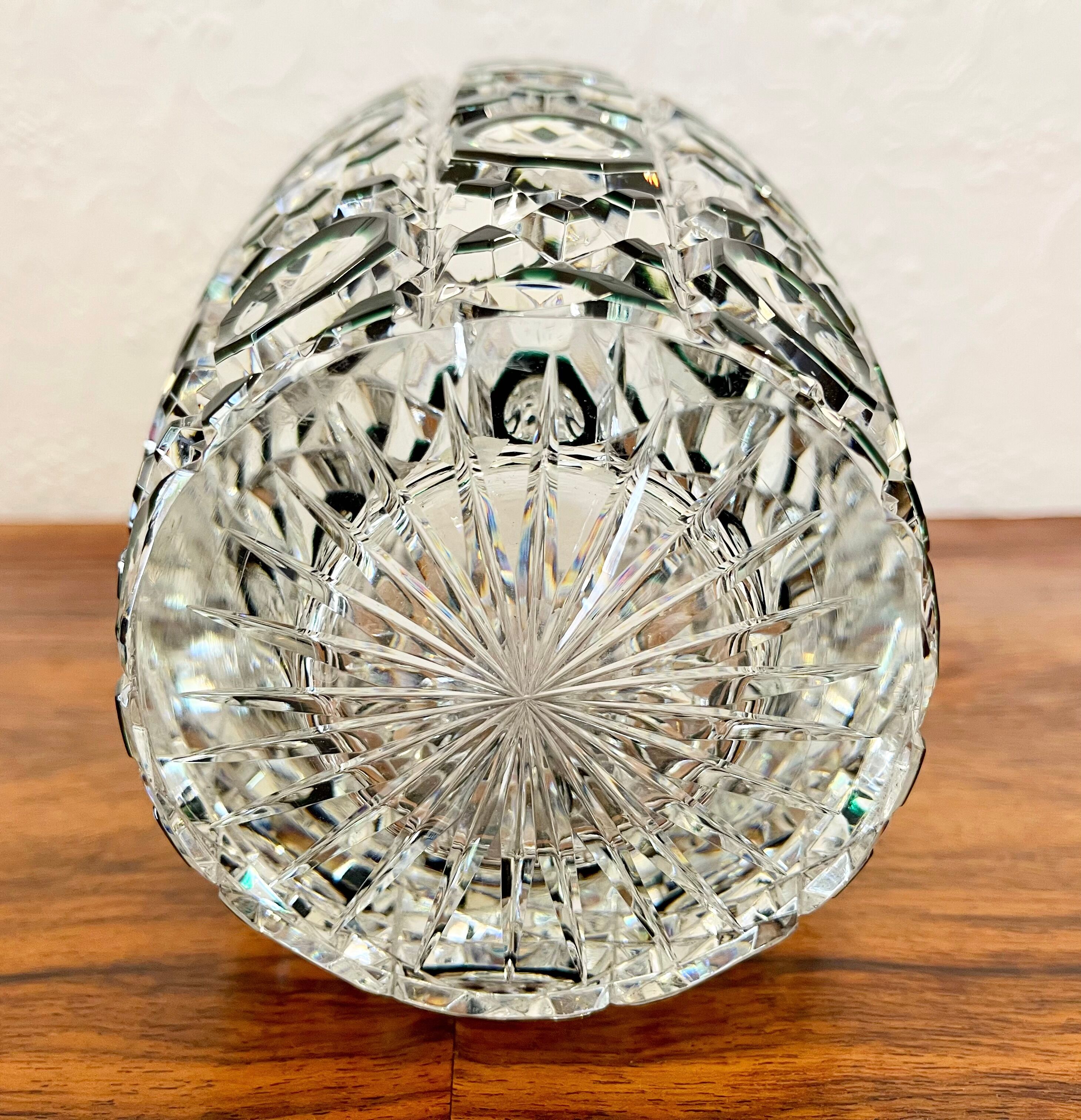Vase en verre vert par Val St Lambert Belgique