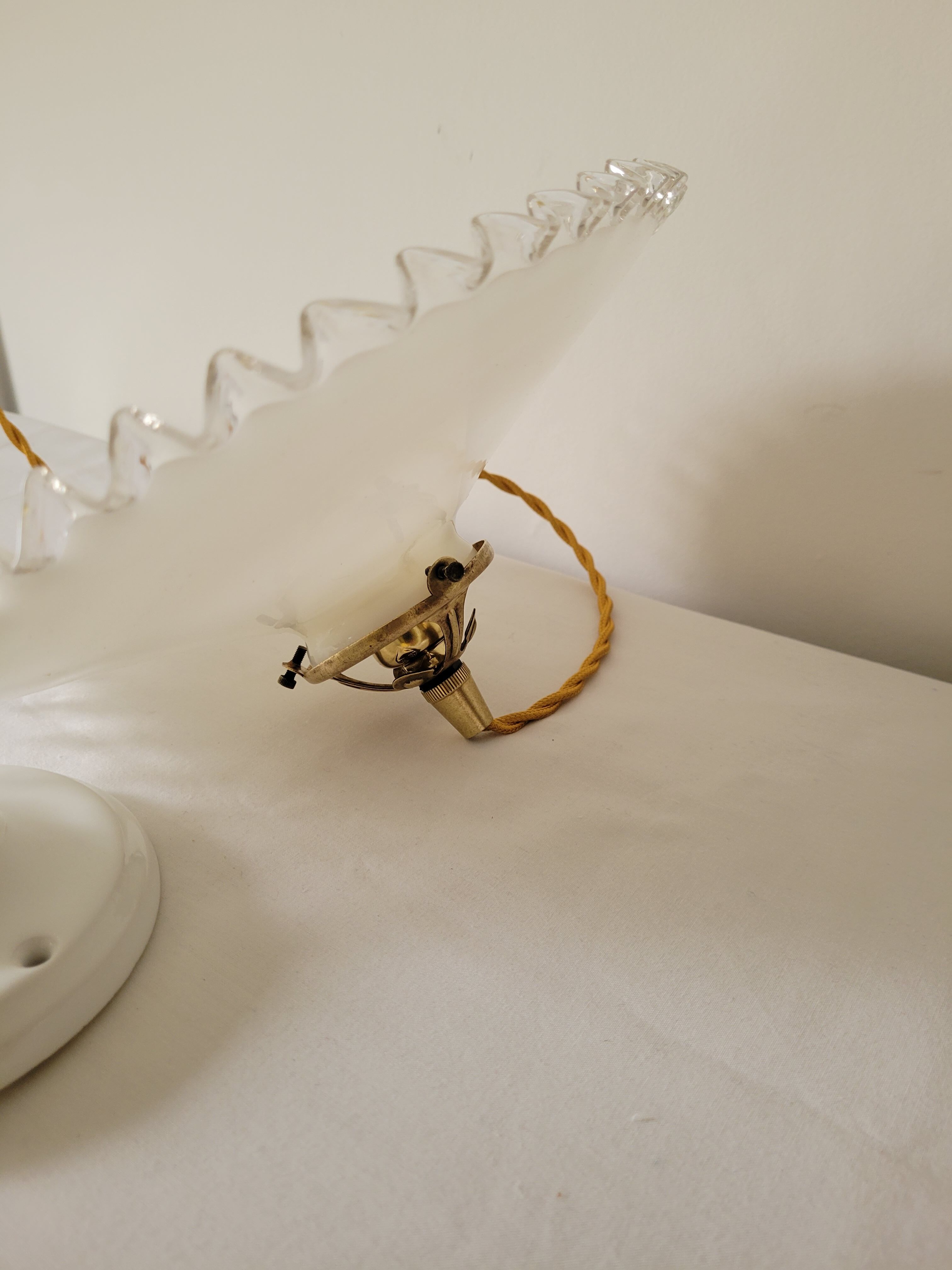 Serrated opaline suspension