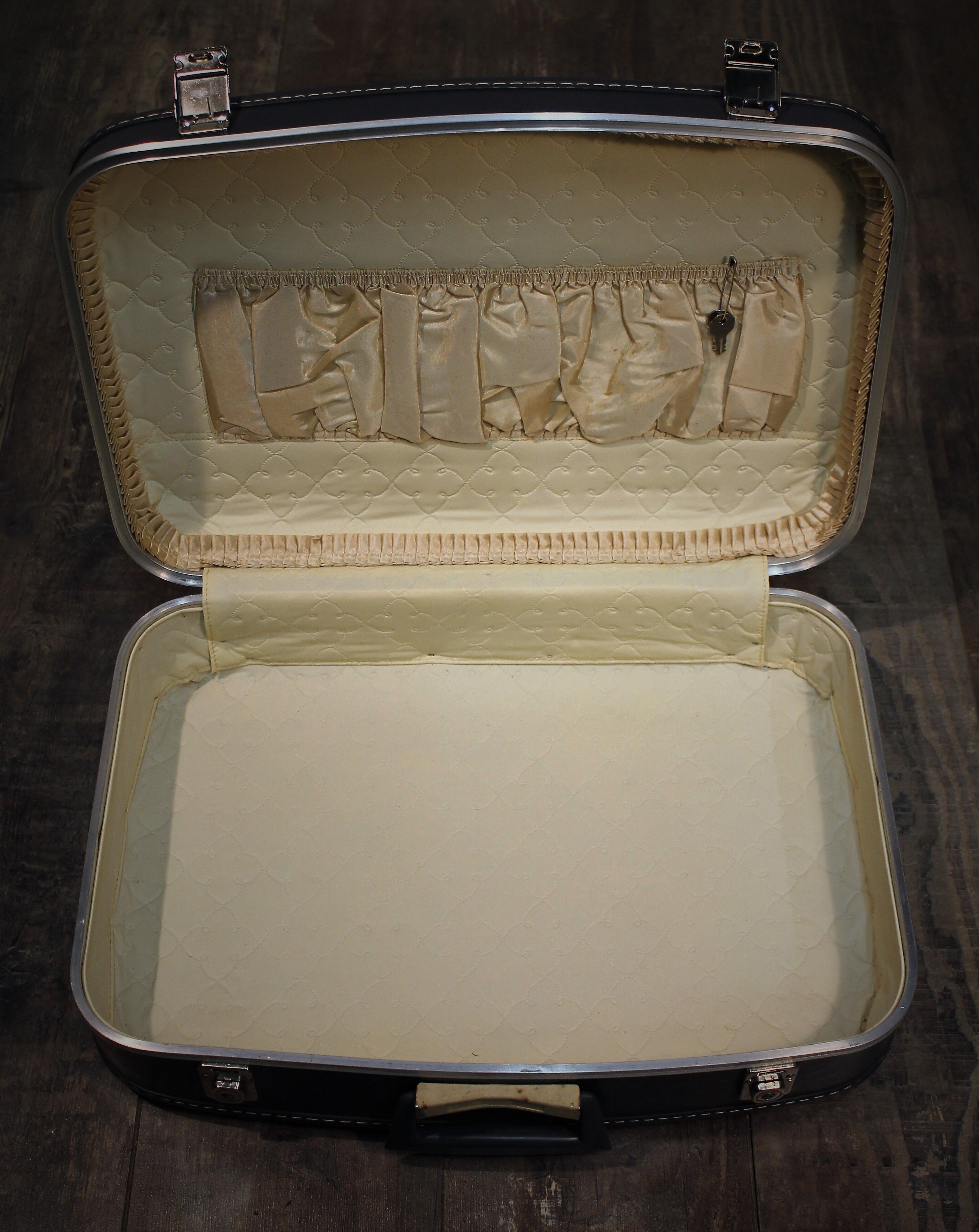 Nesting suitcases hostess & steward 60s