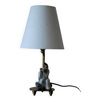 Lampe à poser de style asiatique représentant un joueur de flûte en porcelaine