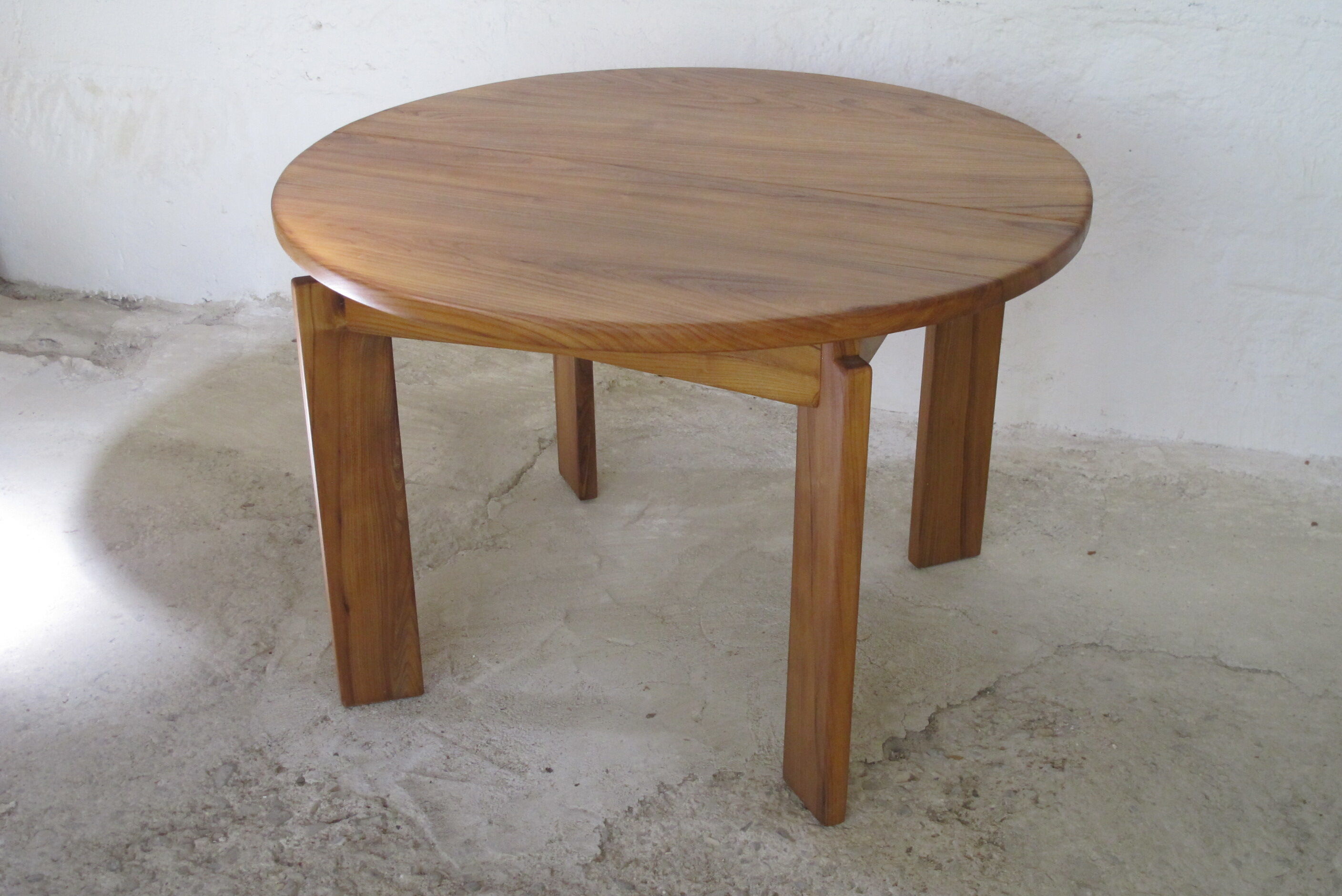 Round table in oiled solid elm House regain 1970