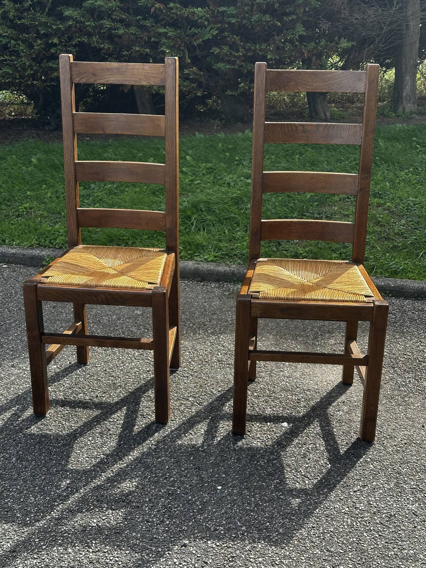 Paire de chaises en chêne et paille – années 50