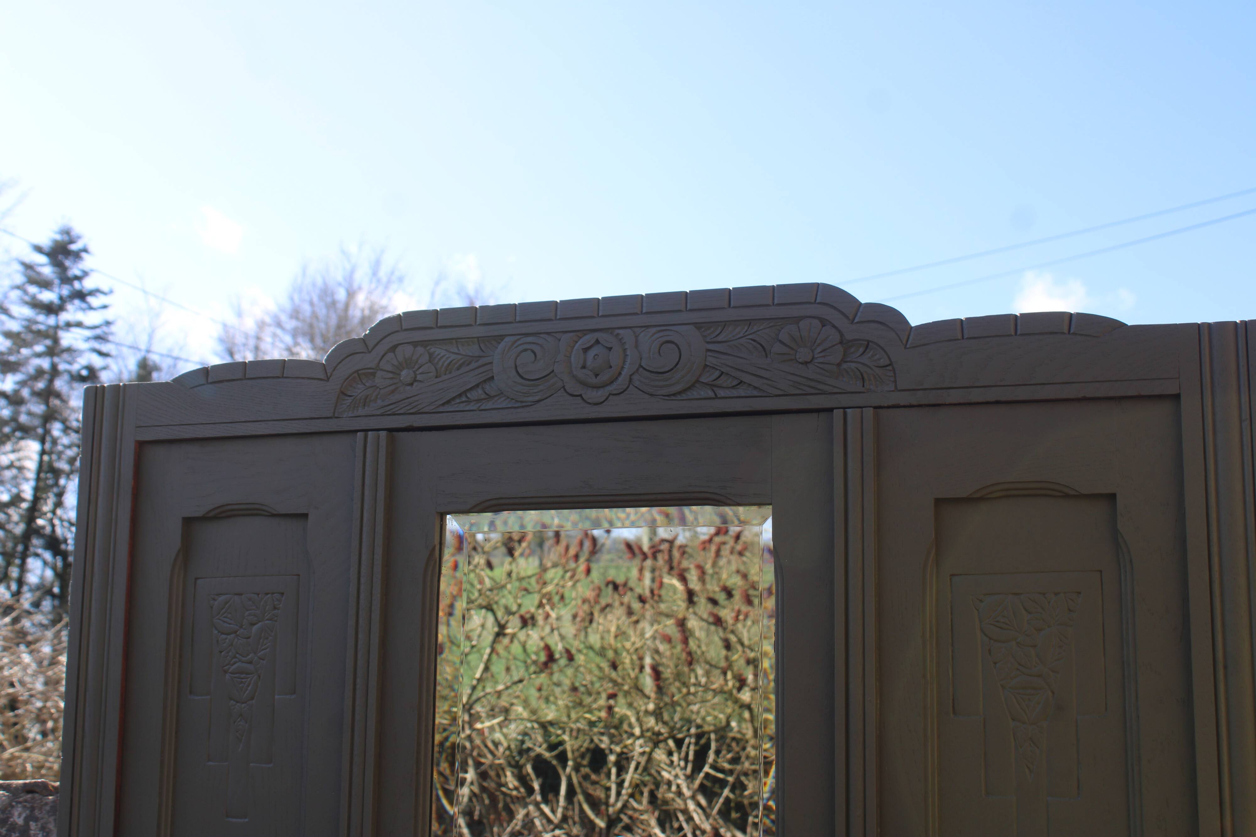 Art Deco wardrobe with three doors – Kaki Barda (Liberon)