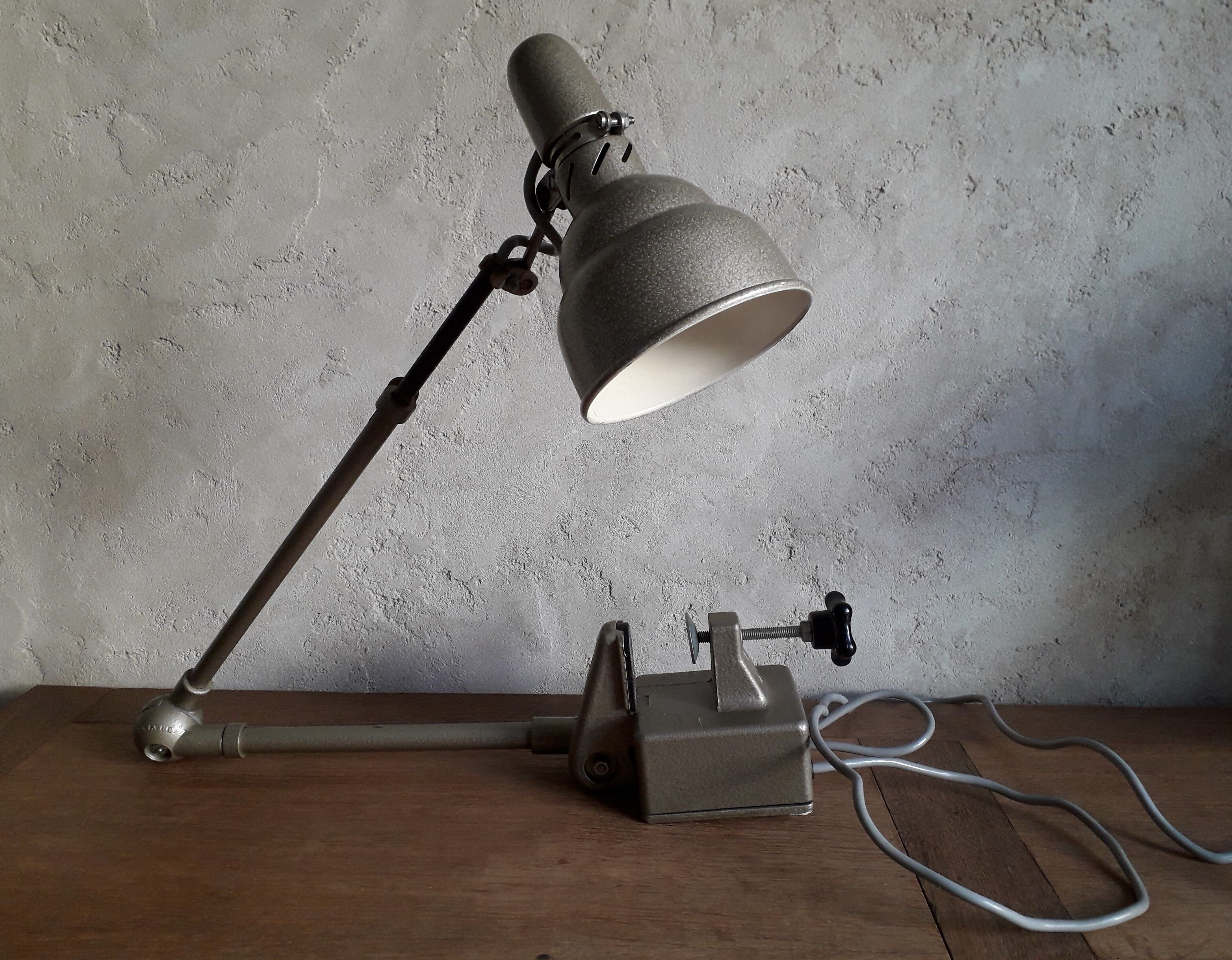 Lumina articulated and telescopic workshop lamp