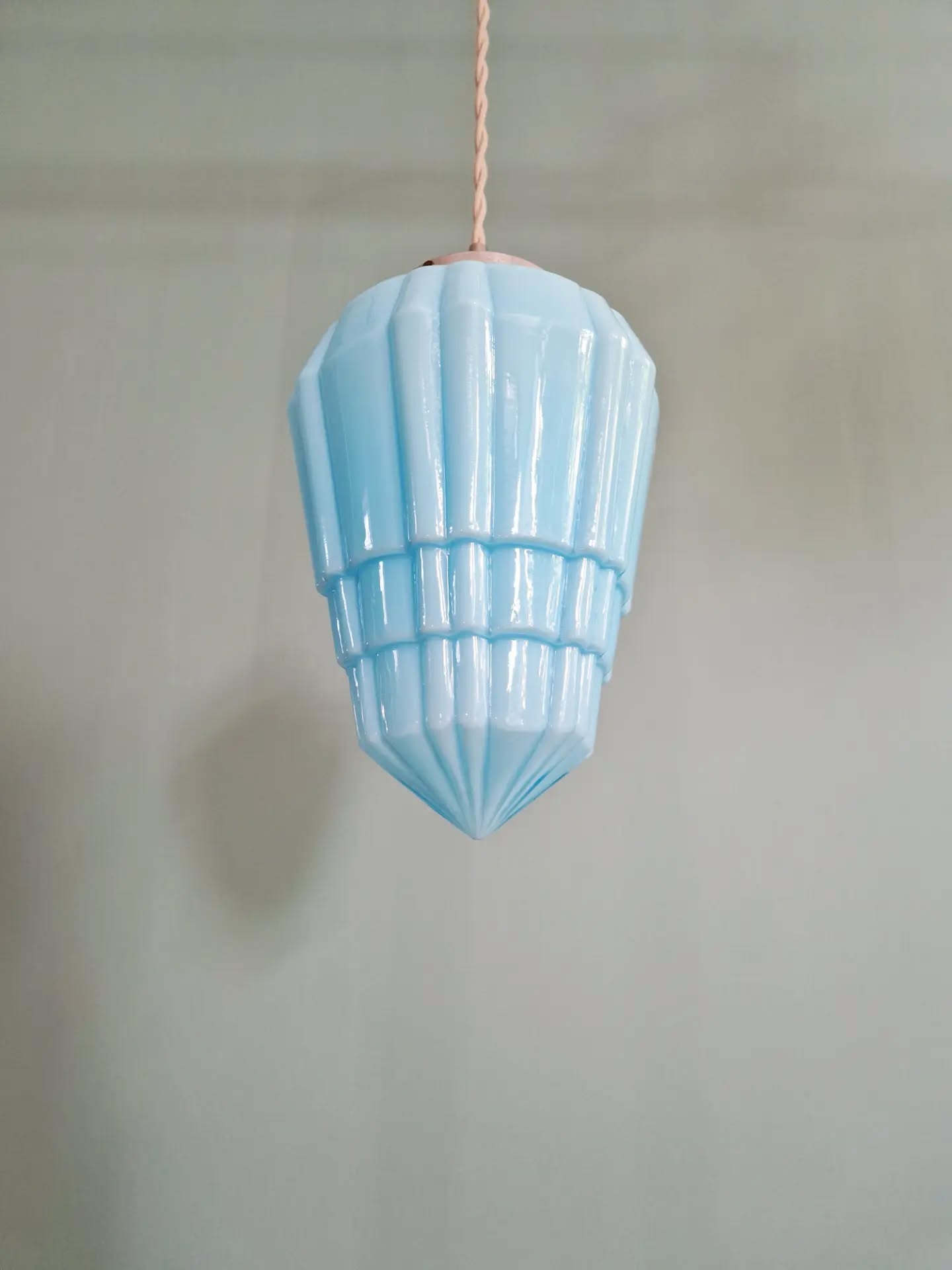 Suspension Art Déco en opaline bleue, années 1920-30