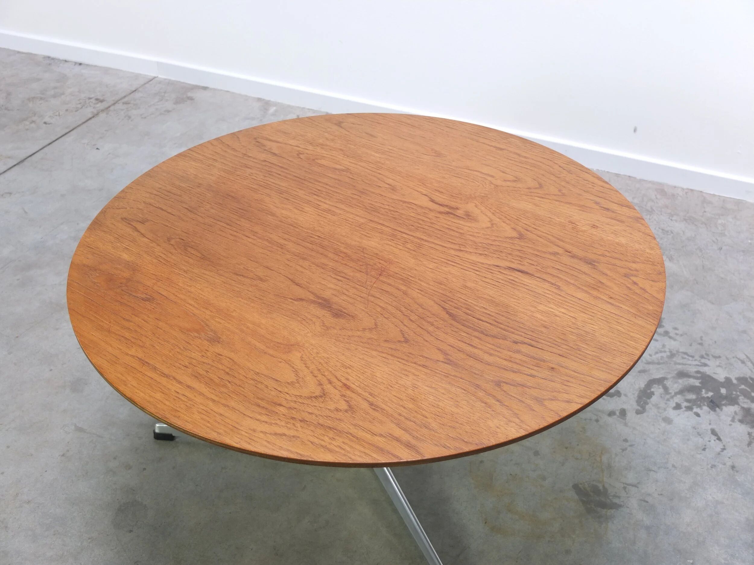 Circular coffee table in oak by Arne Jacobsen for Fritz Hansen, 1960s