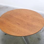 Circular coffee table in oak by Arne Jacobsen for Fritz Hansen, 1960s