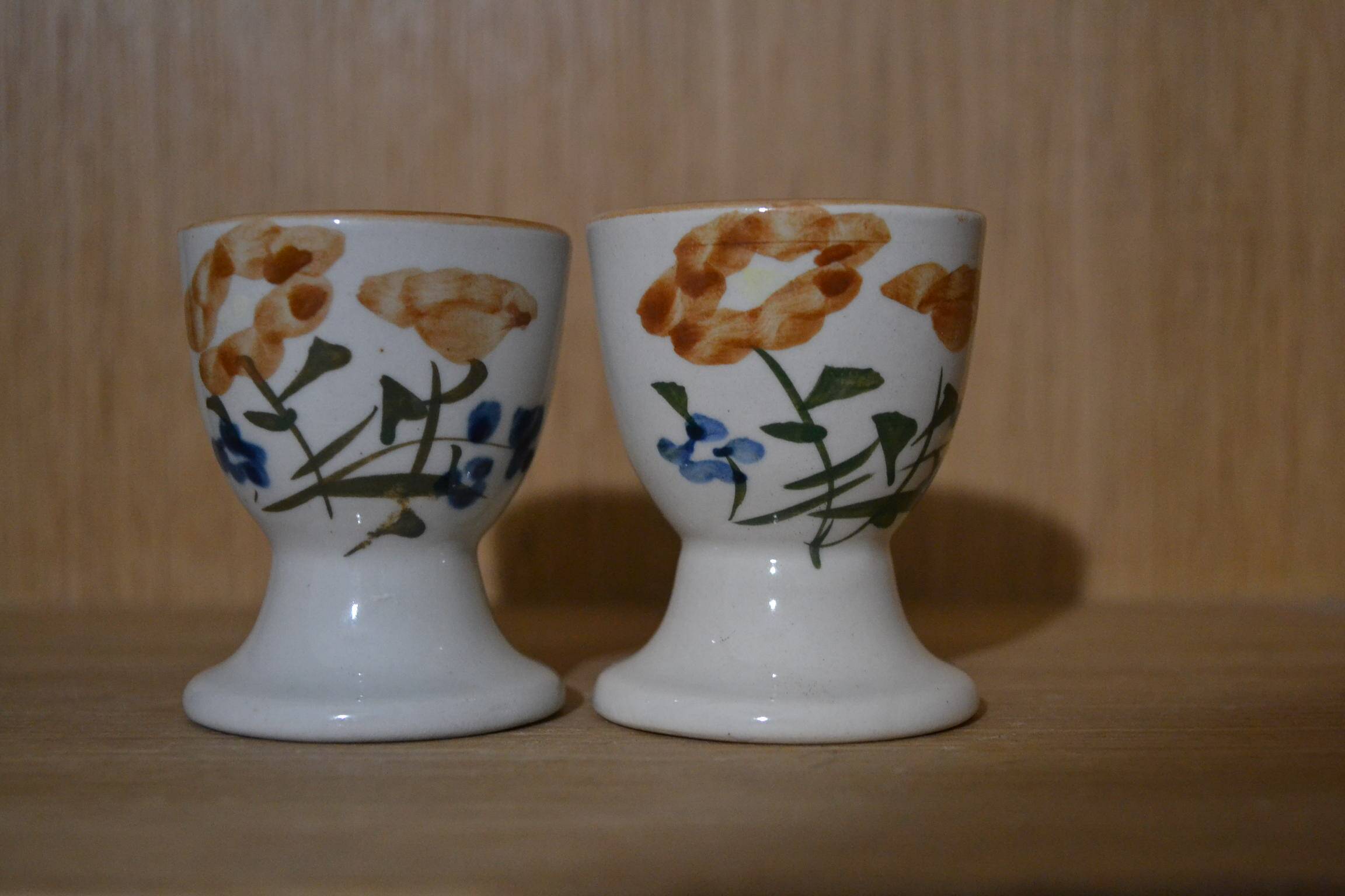 Set of 2 floral patterned egg cups.