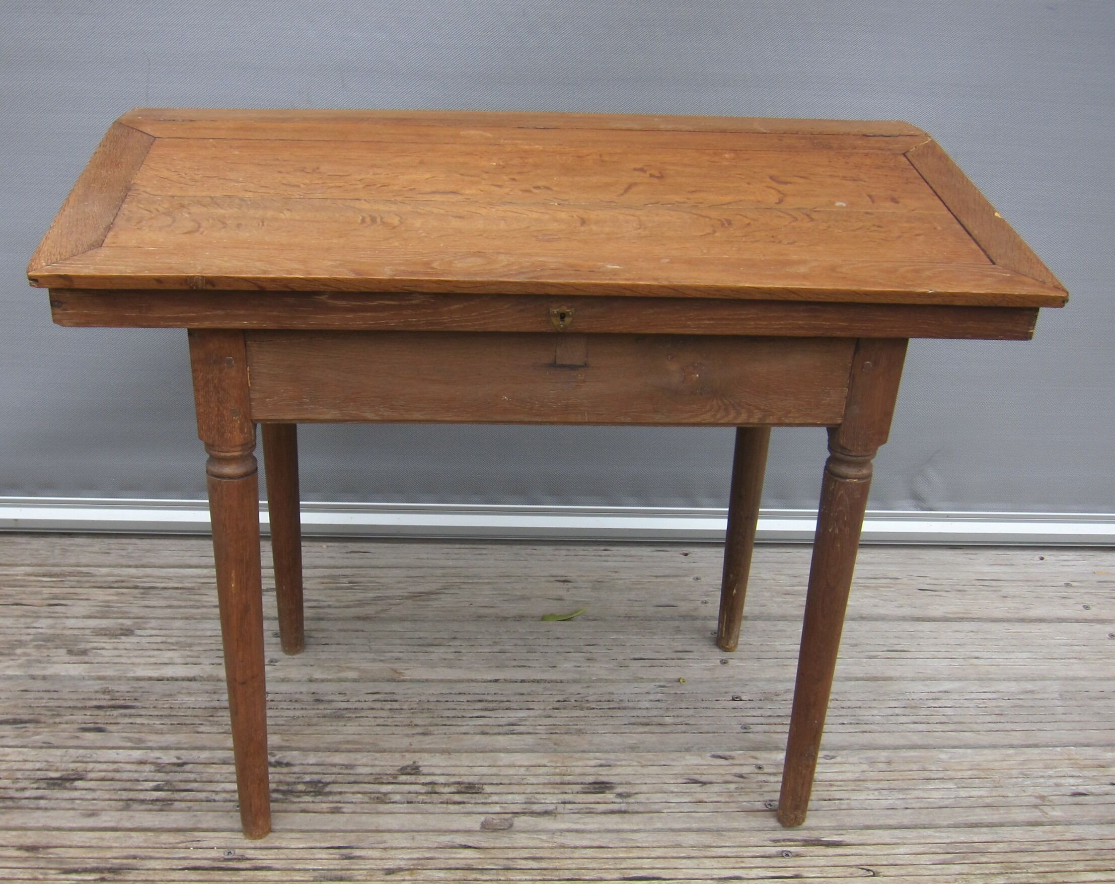 Desk in oak