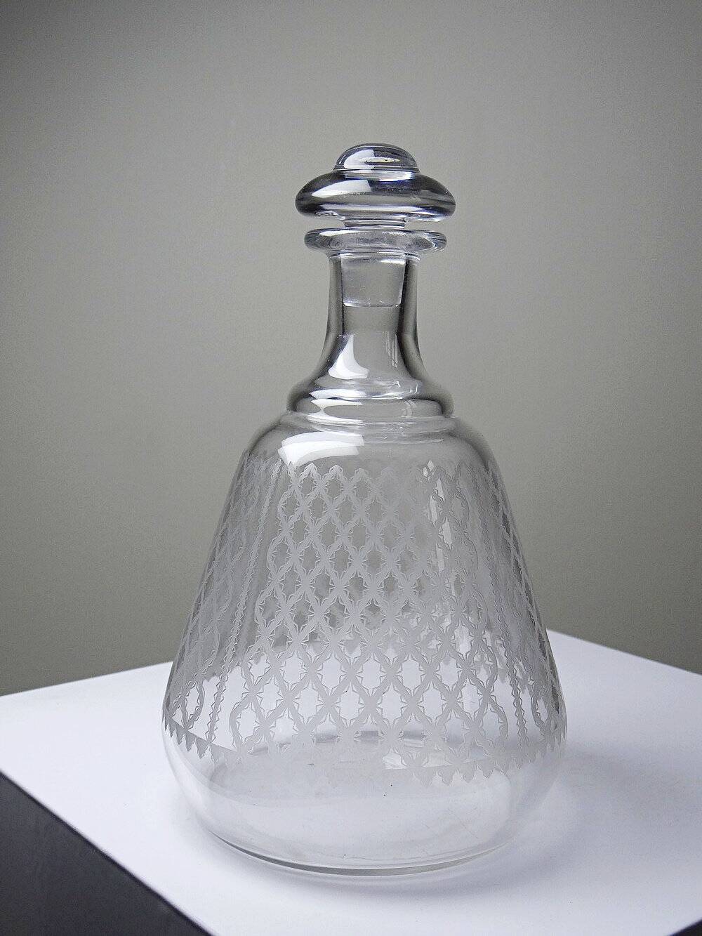Engraved crystal carafe model "Alhambra" Baccarat from the years 1900-1920.