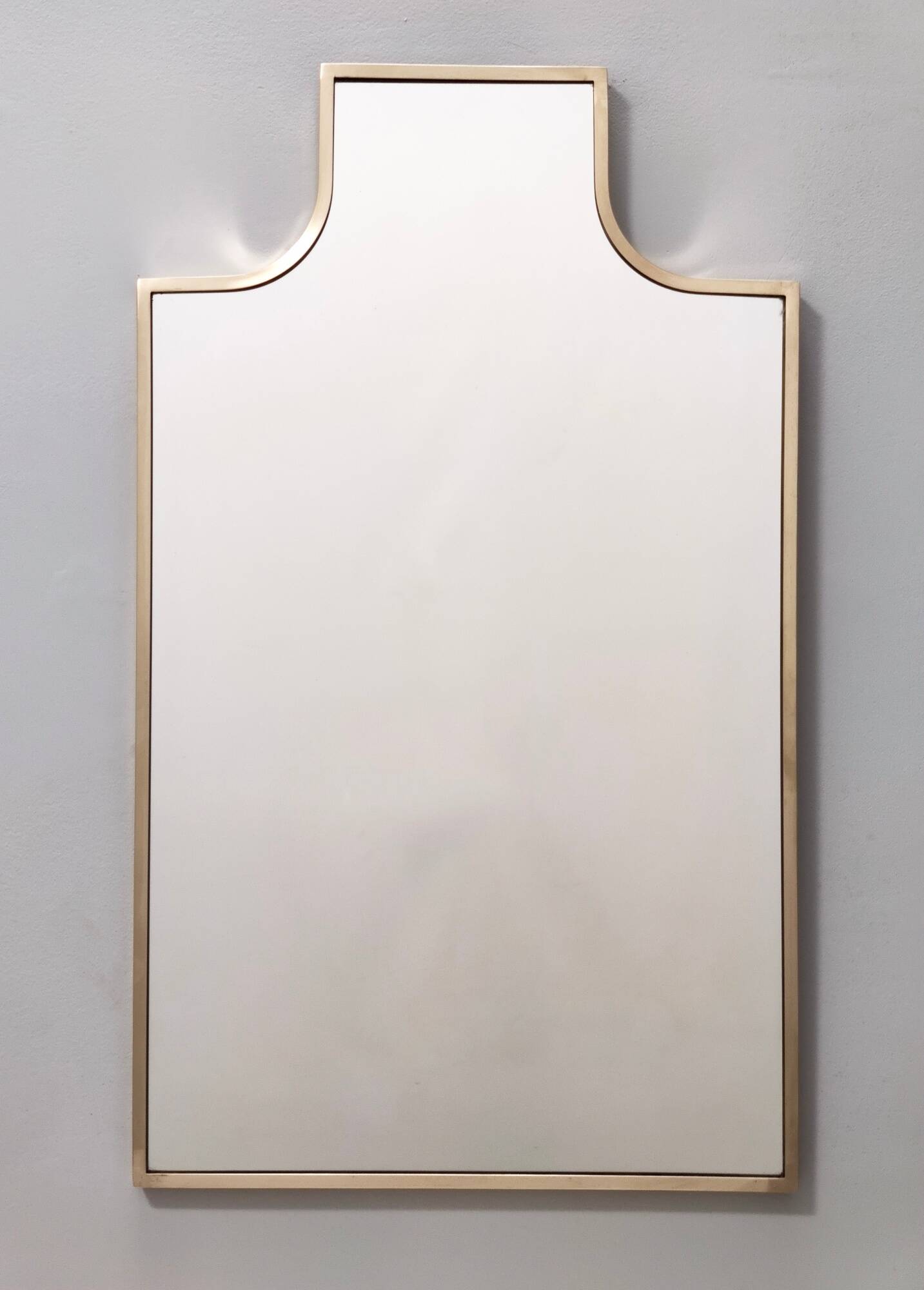 Miroir mural en forme de bouclier avec cadre en laiton, Italie