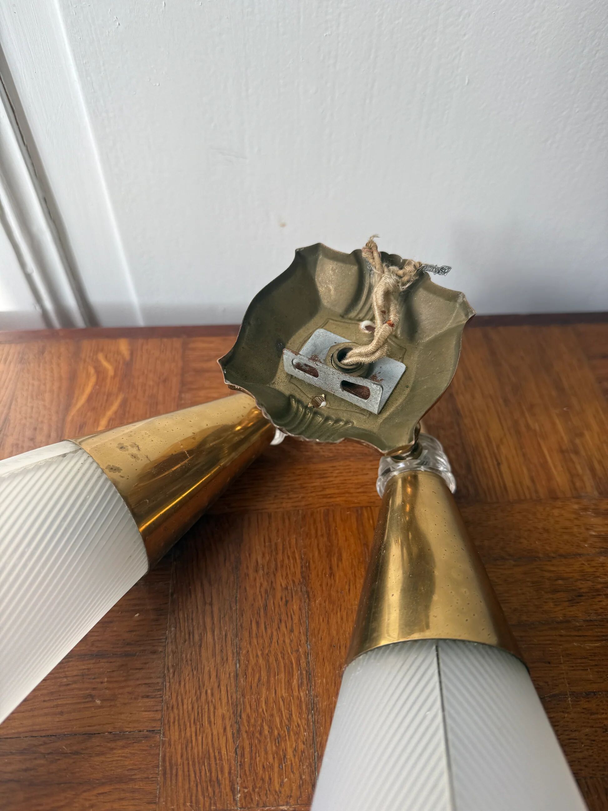 Wall lamp in brass and plastic