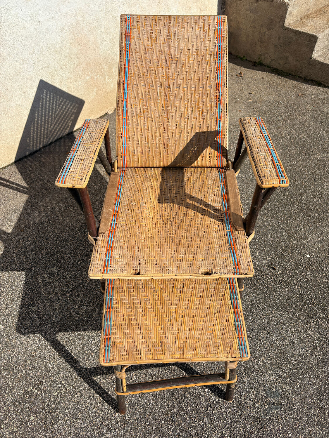 Wicker chaise longue