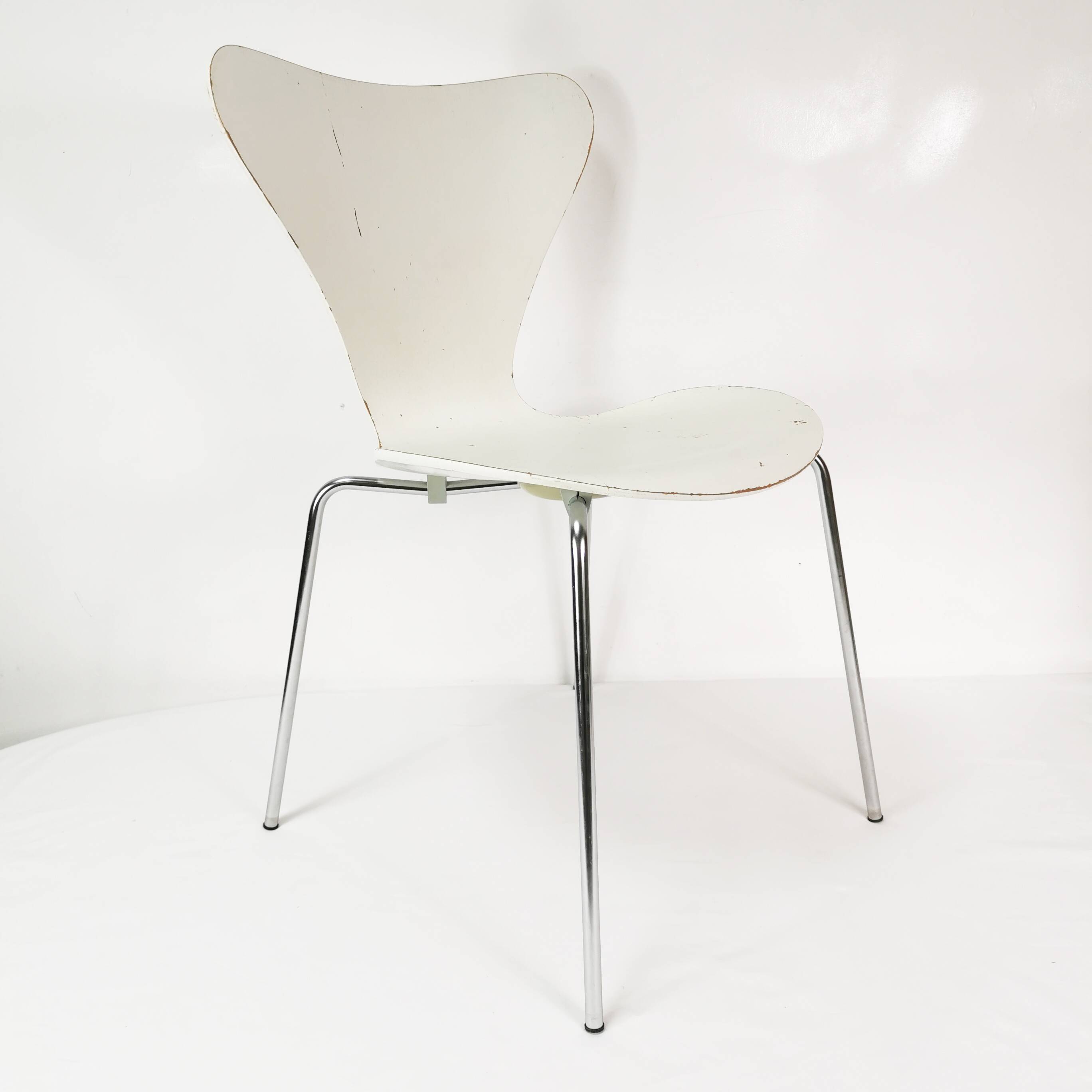Designer chair, butterfly model 3107, Fritz Hansen, designed by A. Jacobsen
