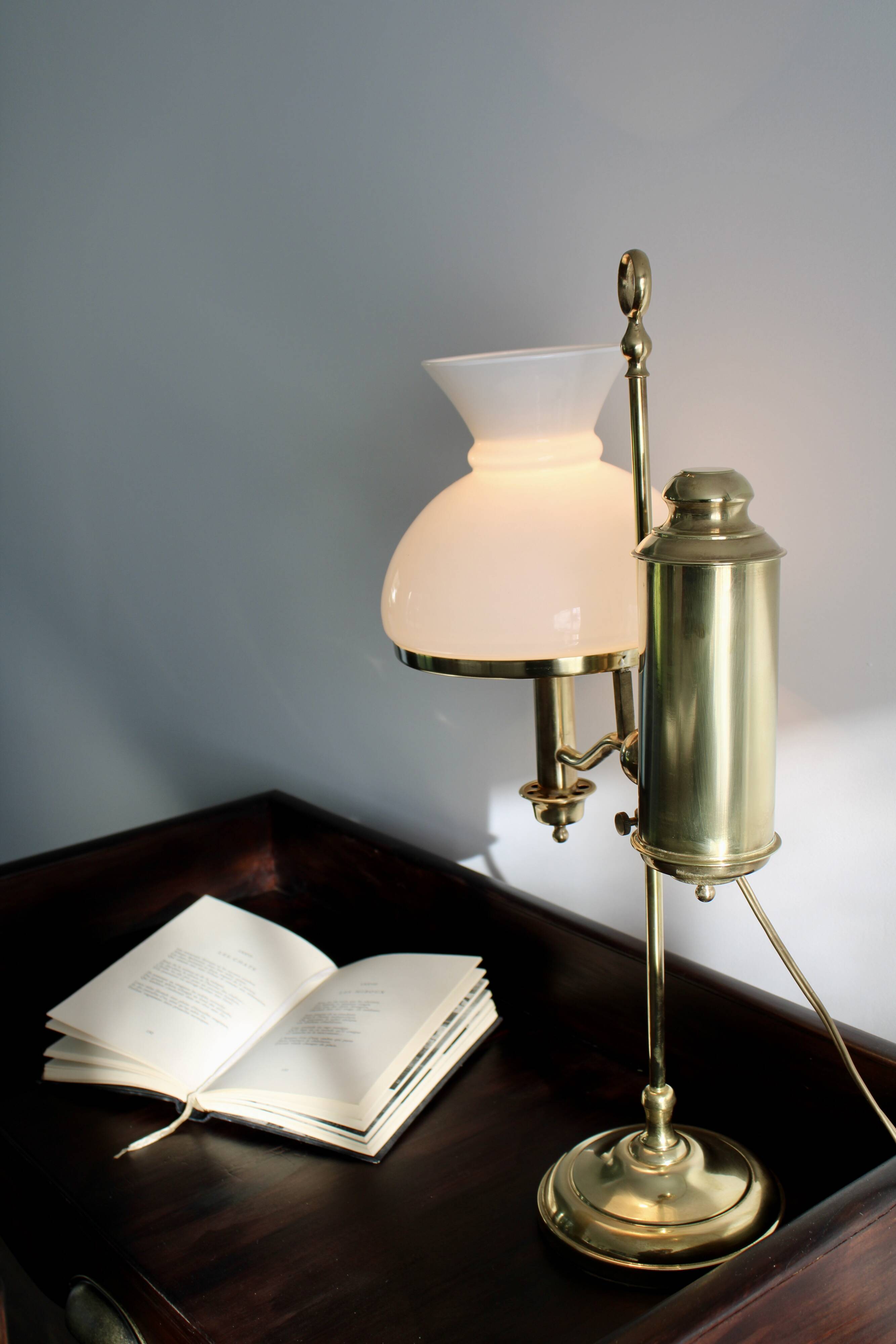 English Quinquet lamp in brass and opaline.