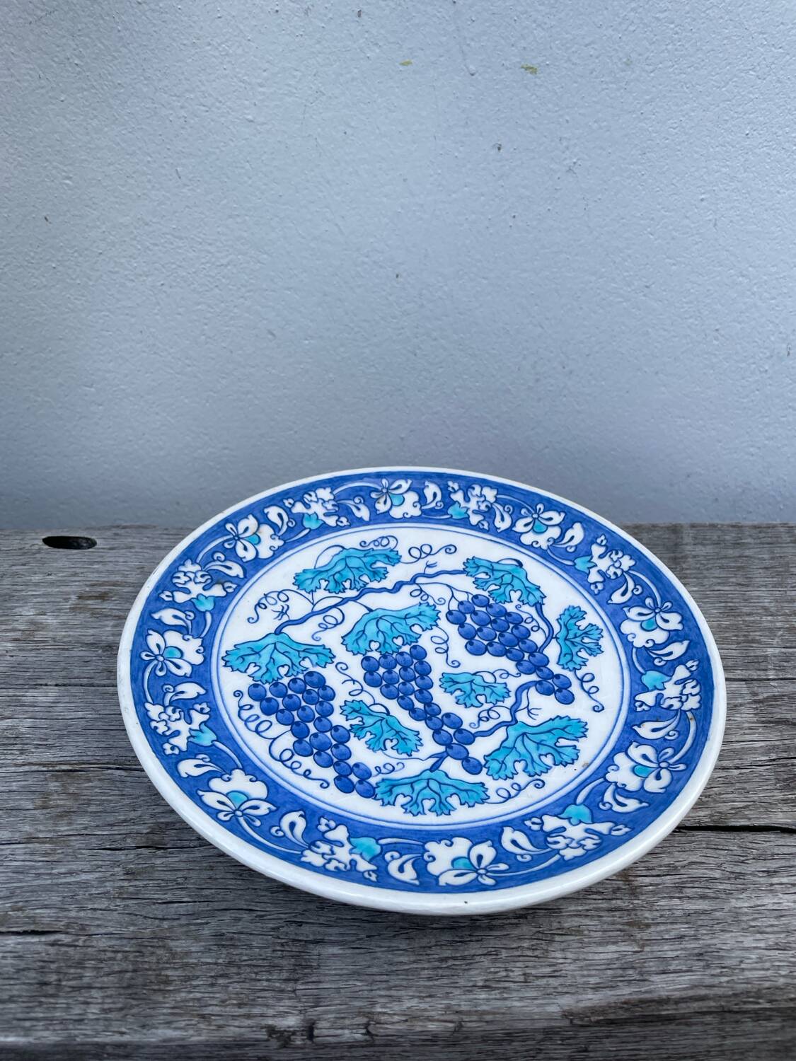 Assiette décorative bleu aux raisins