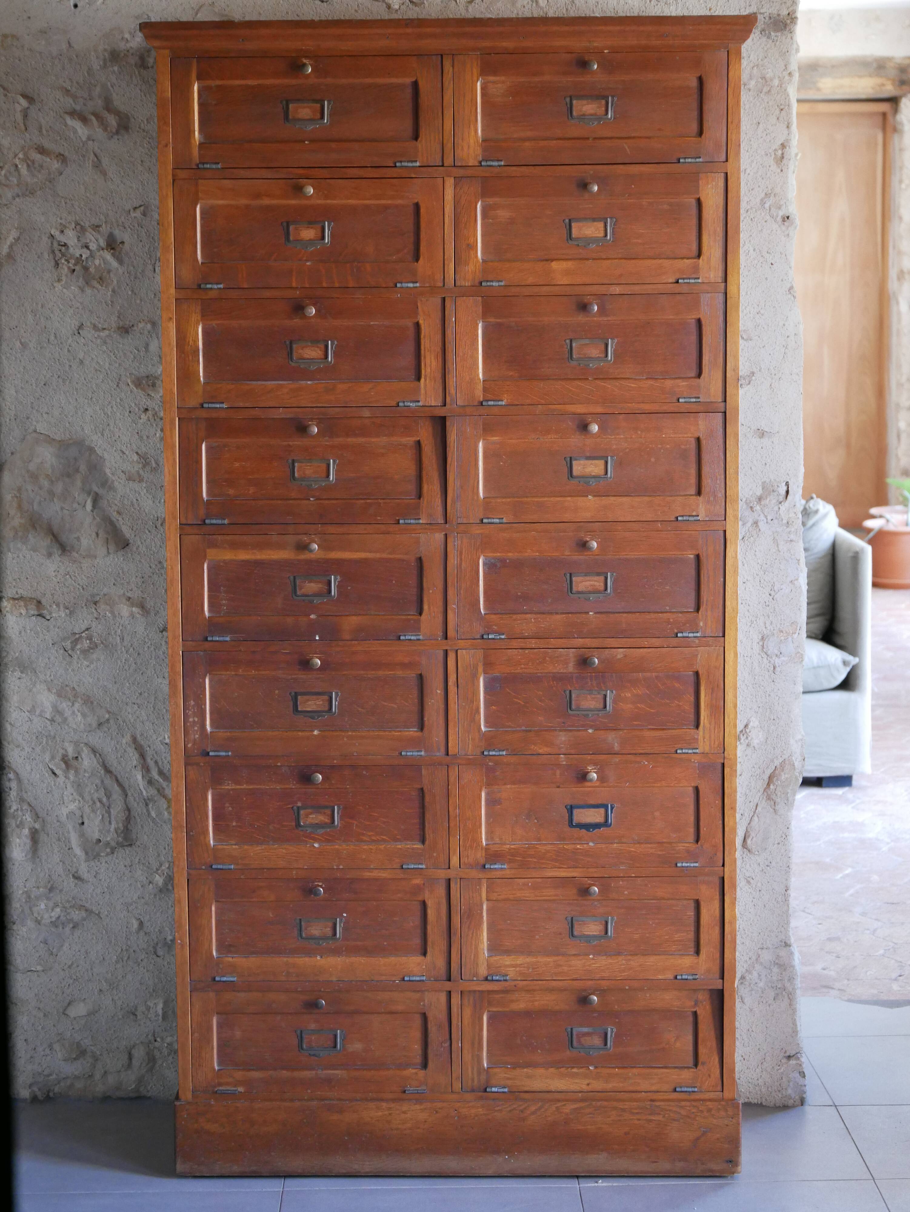 Notary's furniture with clamshells