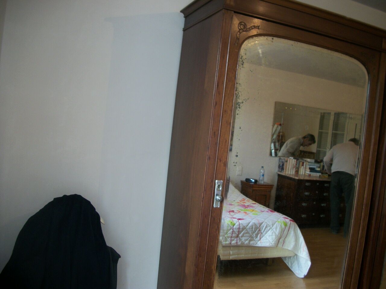 Pair of bonnetières