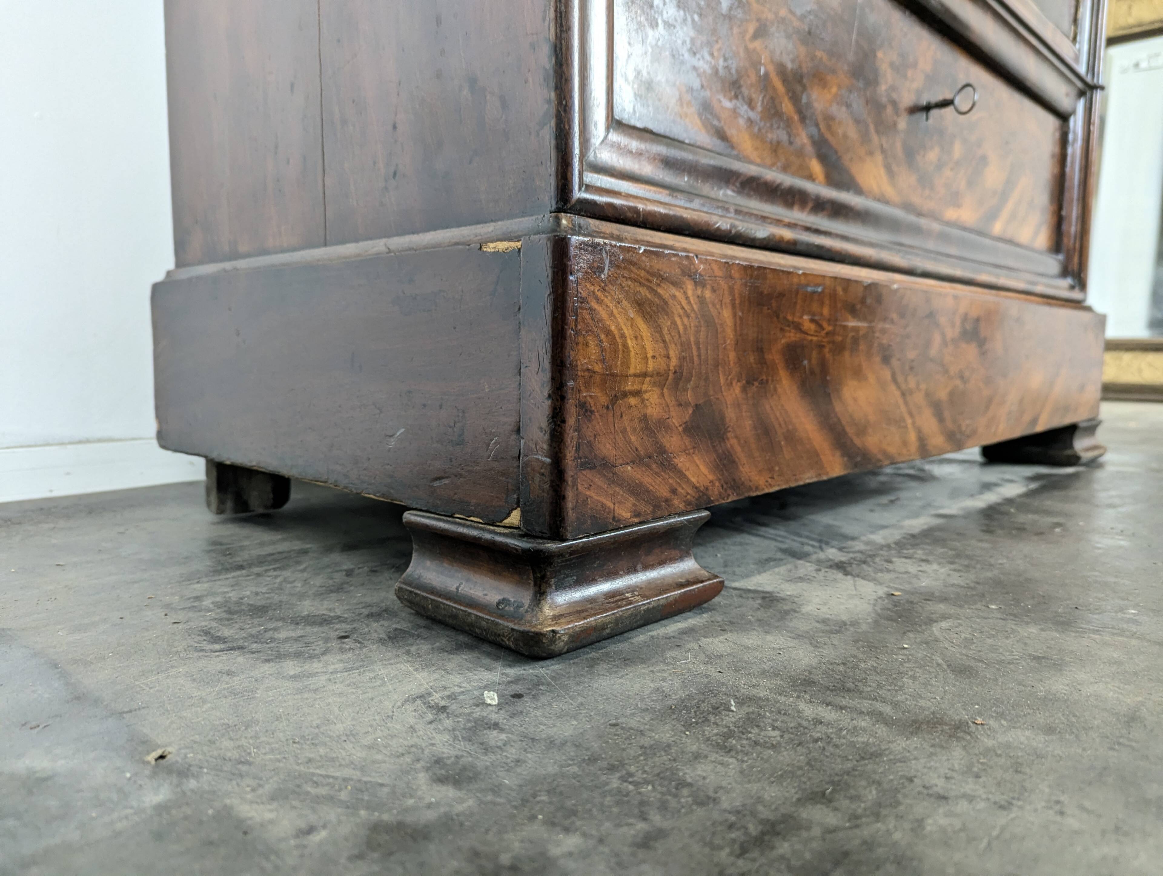 Flamed Mahogany Display Cabinet Louis Philippe Era