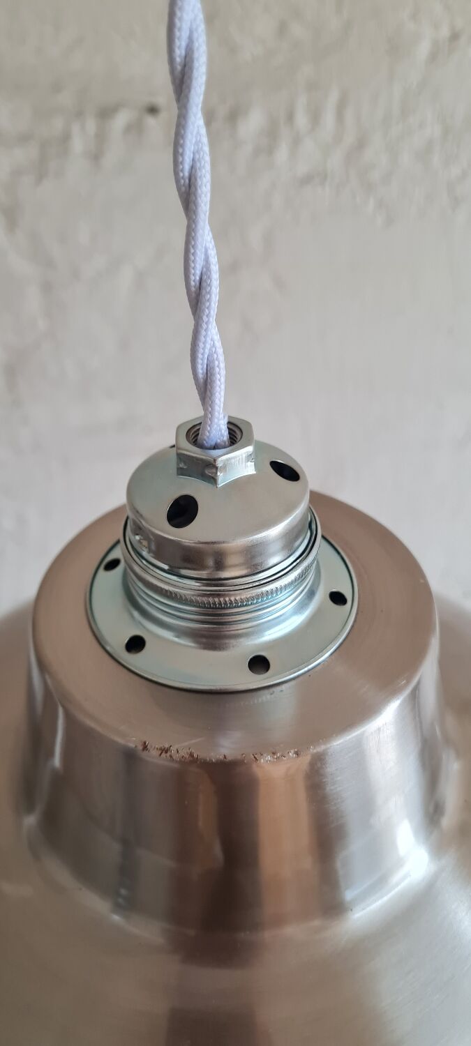 Enamelled sheet metal hanging lamp