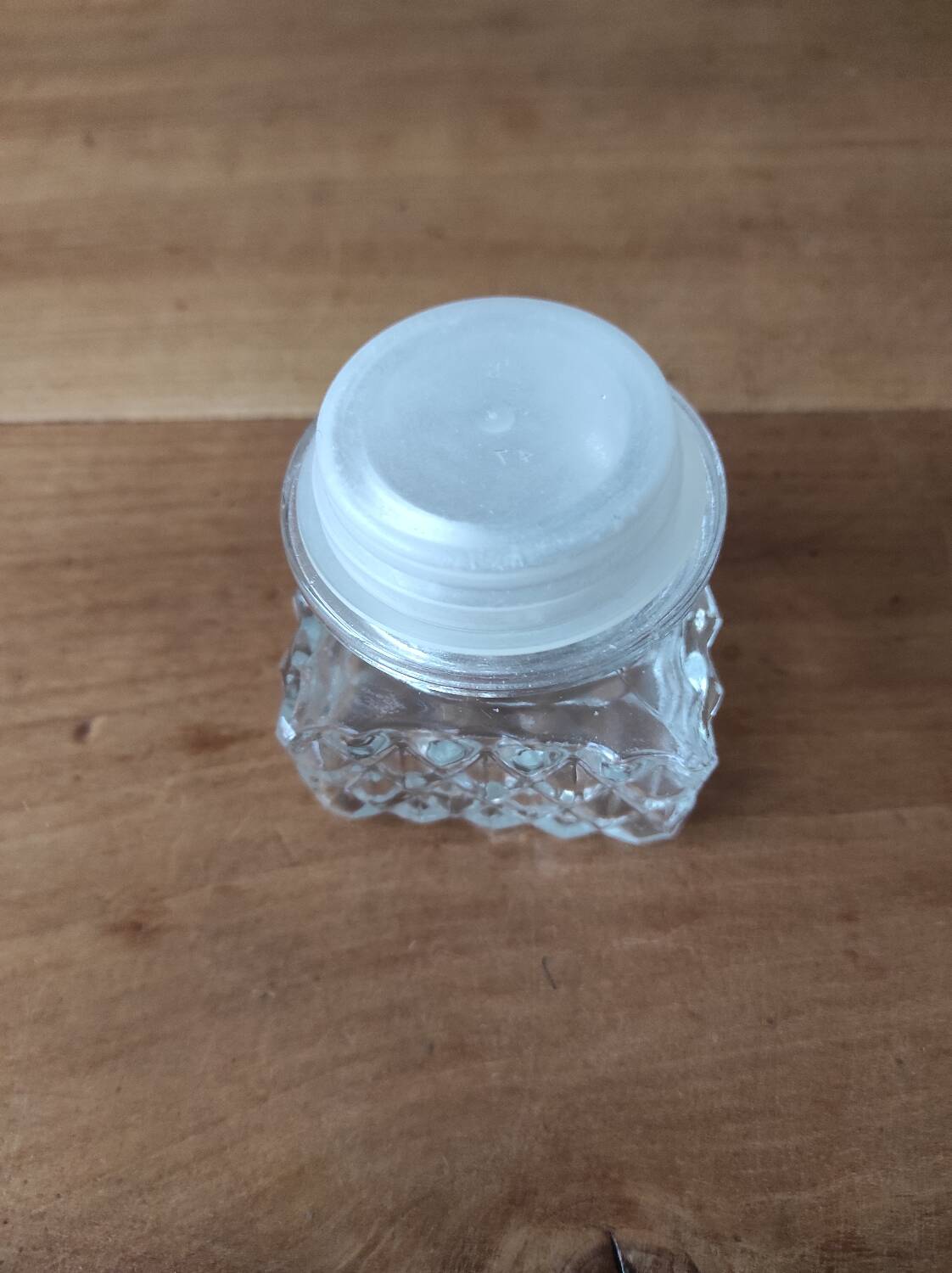 Glass whiskey decanter