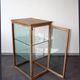 Vitrine en chêne et verre