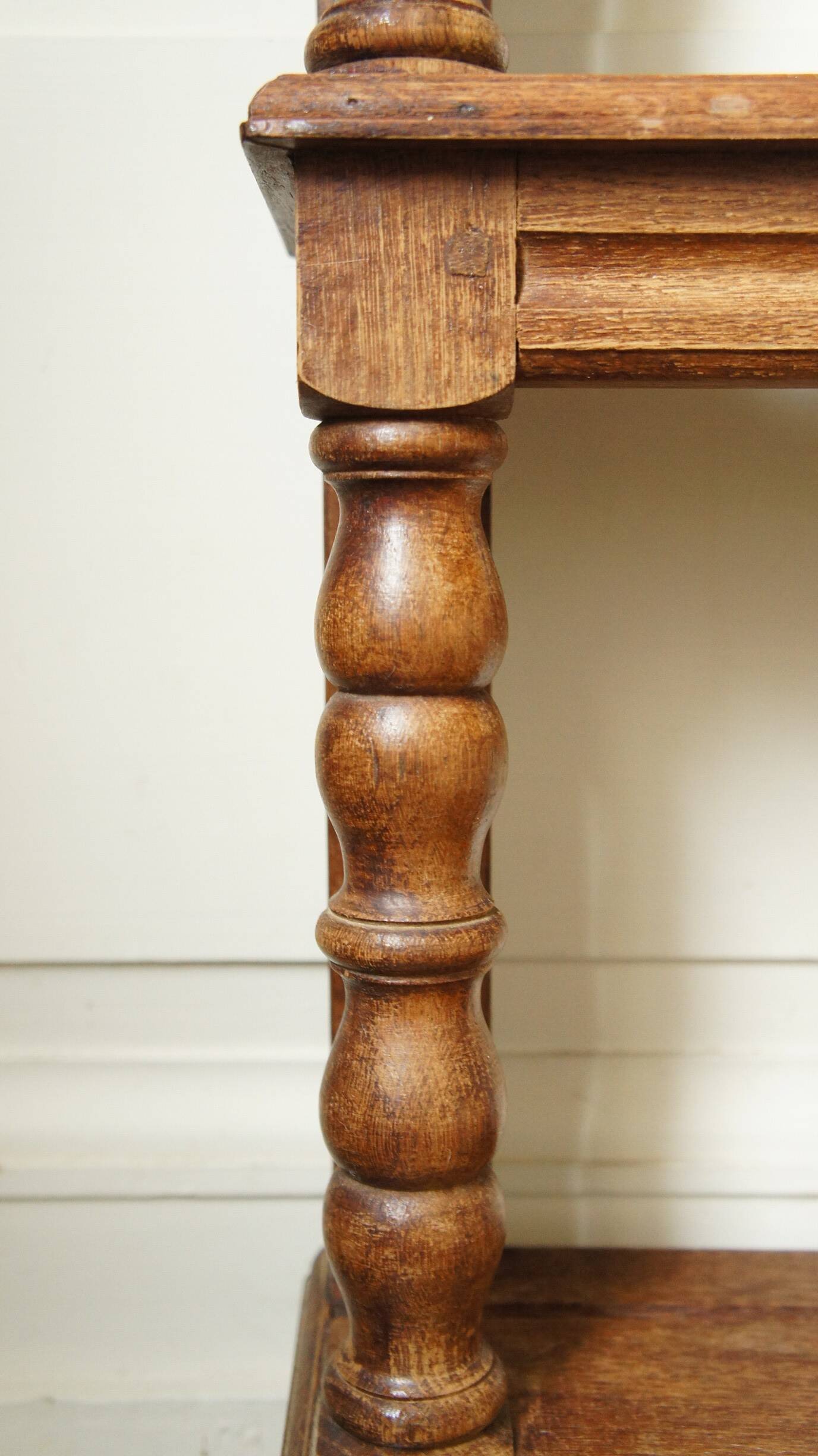 Raw solid wood shelf with 3 grooved levels