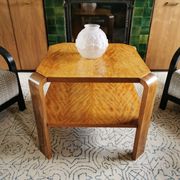 Table basse art déco carrée en bois clair