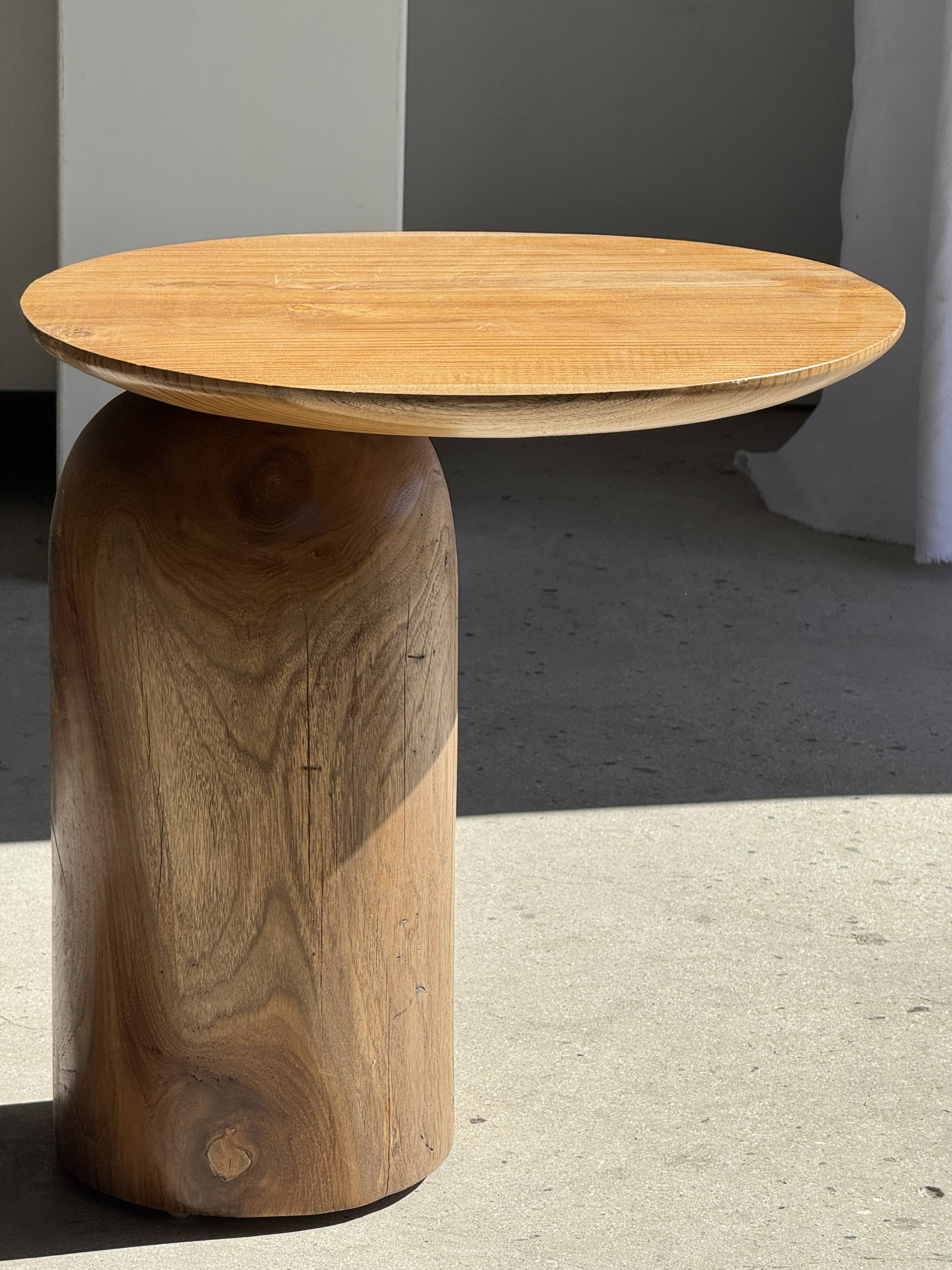 Side table in solid teak with a circular top, column base H51.5 D50.