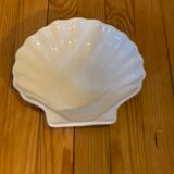 Shell-shaped ceramic dish